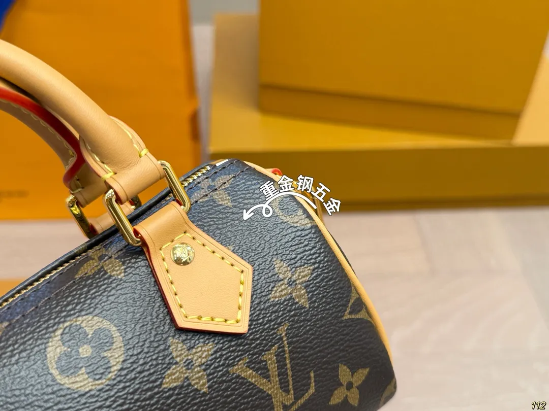 原版复刻&yen;160飞机盒 重金钢五金 专柜同步163变码芯片 新版可拆卸肩带 LV nano Speedy枕头包 经典系列 时尚百搭 独特的艺术气息 颜值高 日常出街首选 尺寸16&times;10&times;7.5