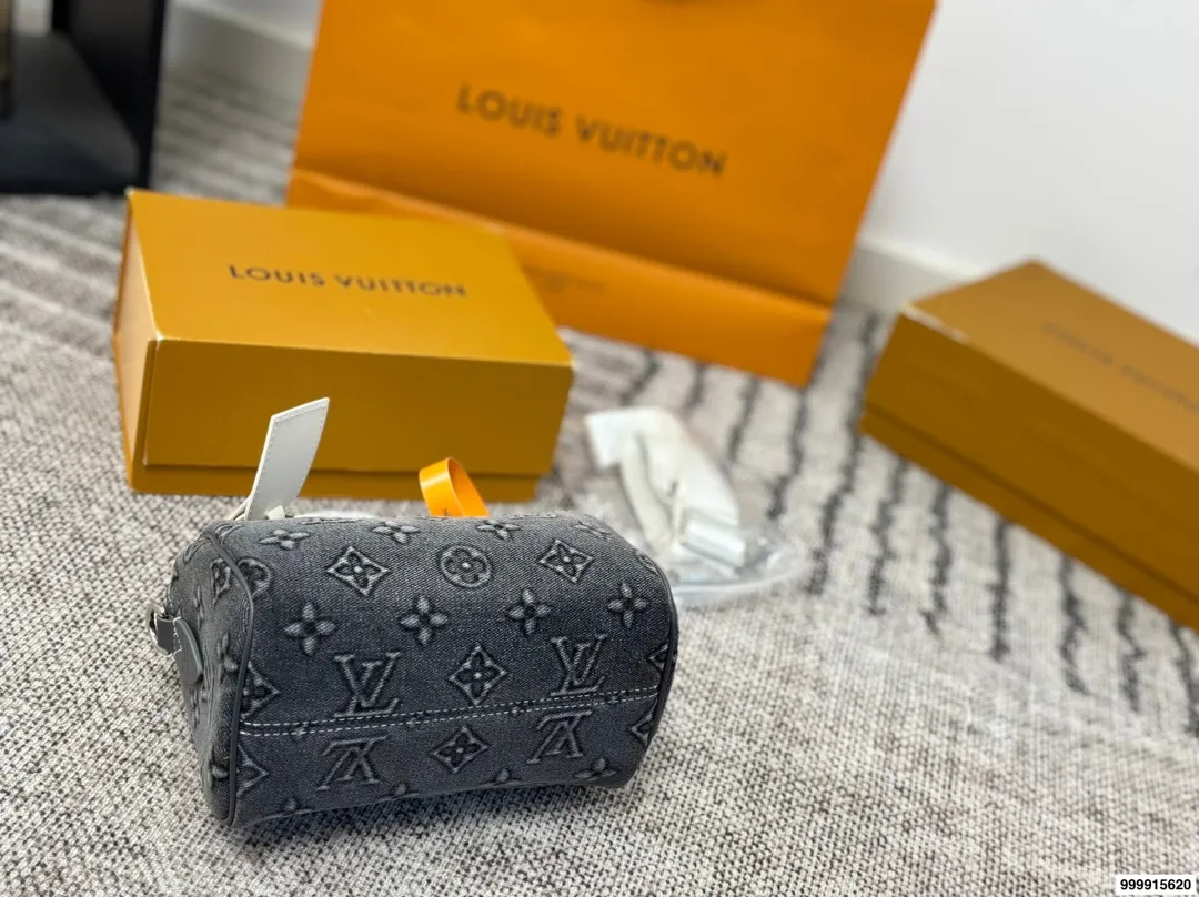 p180 配礼盒 LV丹宁牛仔系列枕头包 经典系列 时尚百搭 颜值高 日常出街首选 尺寸19&times;15