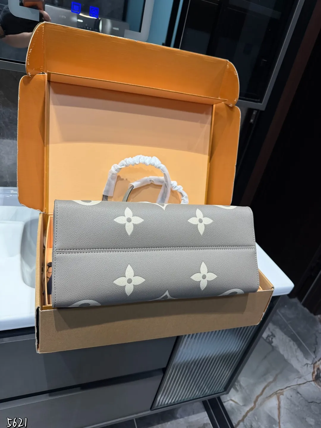 ❤️p195（折叠礼盒）❤️ LV Onthego 35cm 压字 丛林包时尚托特包 大象灰Lv A/B面喷绘 onthego妈咪袋 性价比之王这是一款超赞的包型，灵感来自于恶搞Lv的街头品牌，曾经的曾经，Louis VI litton永远不会走下神坛，非常值得入的一季，超大购物袋，不容易变形 而且大Logo的设计超级好看。除了手拎以外，还非常贴心的加了中长的肩挎的肩带，可以说是非常赞了，秒杀市场一切低端货上身真的很有气质！尺寸35cm