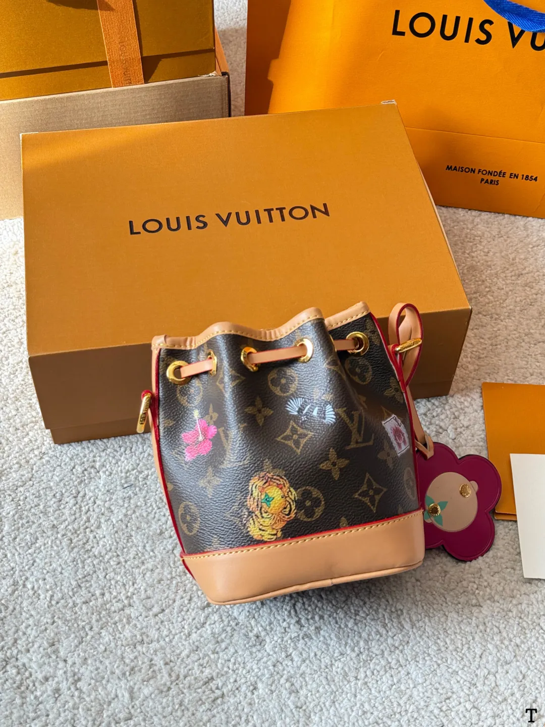 牛皮版本 p120 Lv Mini 小水桶 限定款 折叠礼盒 全方位对花 手柄的设计 比nano容量大比bb更小巧喜 欢不要错过 彩色超细纤维粘合内村,金色金属饰件,束绳闭合尺寸:15 18cm