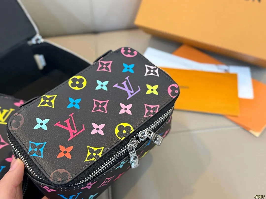 ¥130/¥120/¥110 LV 化妆包 LV旅行收纳系列 实用 真的很美很喜欢!实用、美观、耐造、出去旅游看了心情也会好好 尺寸:34 22 8/23 14 8/17 10 8