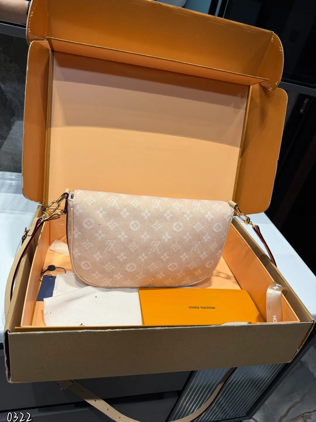 ❤️p190（礼盒包装）❤️ LV9月猫咪系列实物抢先看！！N年前的猫咪系列就很火今年LV再度和Grace合作，小部分实物露出~W与造型师Grace Coddington合作&ldquo;睡不醒的猫咪&rdquo;猫控不要错过尺寸：30 21cm