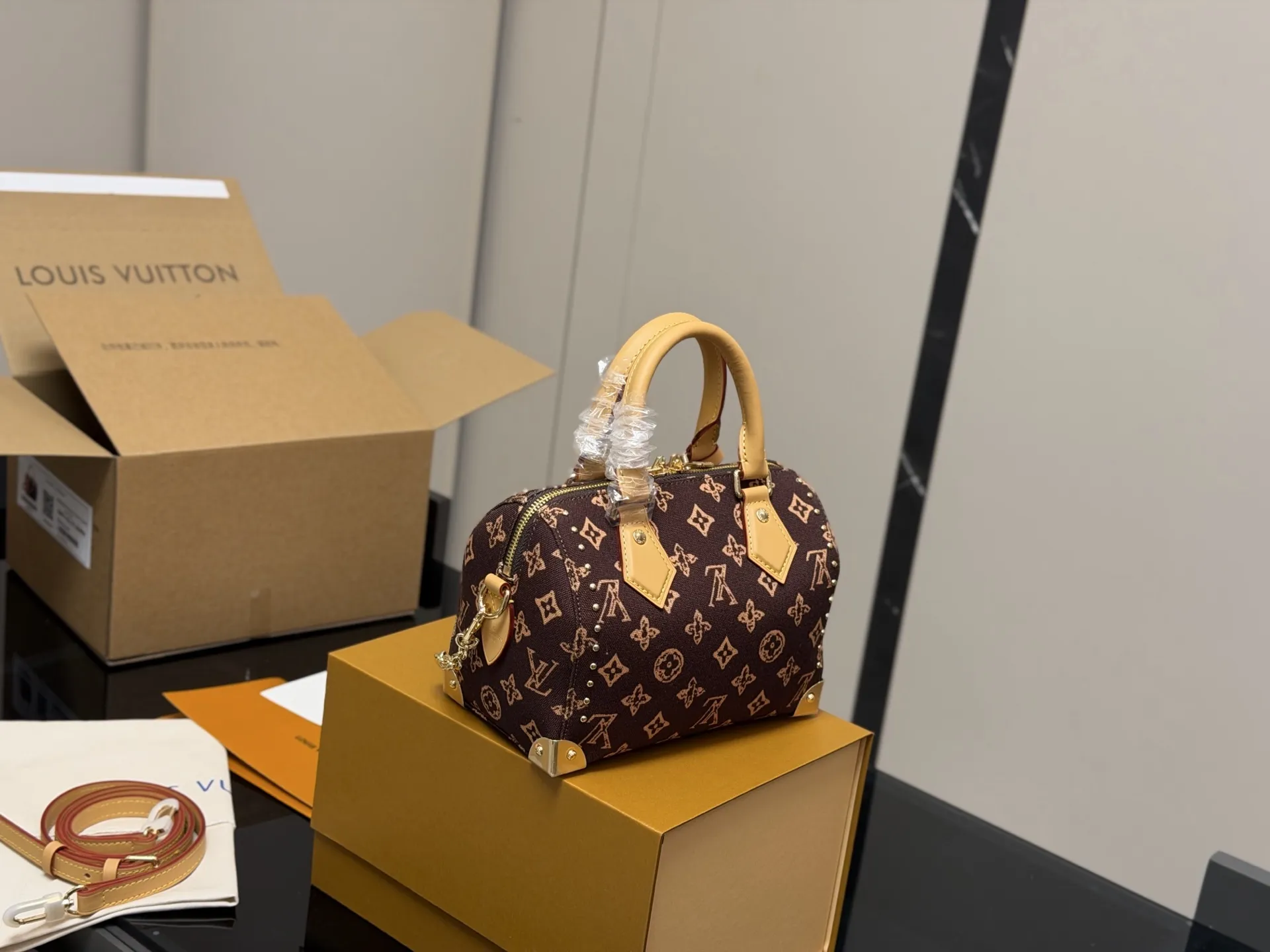 ¥225 配折叠盒飞机盒 LV铆钉枕头包 简单百搭 颜值高 日常出街首选 潮酷时尚女孩必入款 尺寸:20.14cm