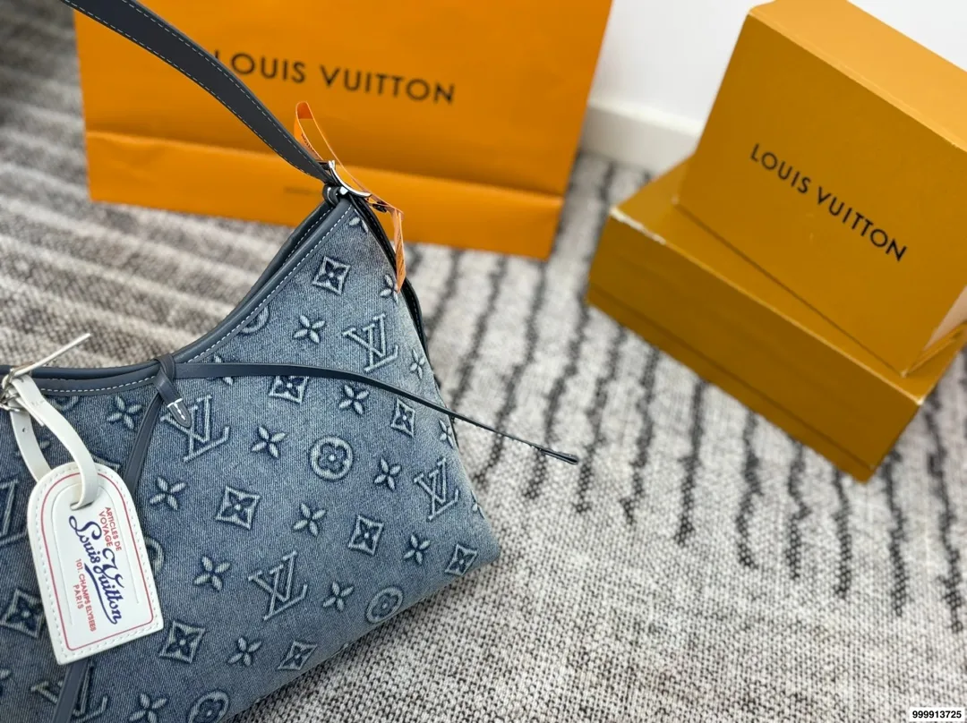 p195 配礼盒 牛仔Carryall Lv新款,可斜挎、单肩。容量保证,敞口磁铁吸内扣取放平板小电脑非常方便,设计比neverfull小巧、肩带够宽不那么勒;比graceful俏皮,上身完全;是驴家通勤包款颜值担当@ 尺寸30 25
