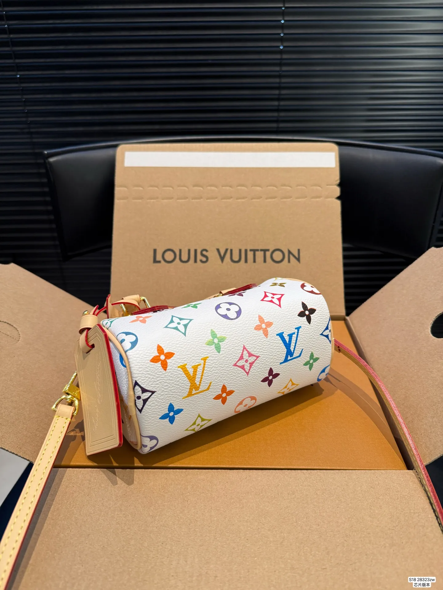 P140 配飞机盒折叠盒 芯片版本 Lv新款枕头包 出货啦 手提单肩斜挎款式 宝宝们抓紧来订哈 版型经典不过时 一直深受洋气美妞们喜欢!尺寸:16 10 货号28323