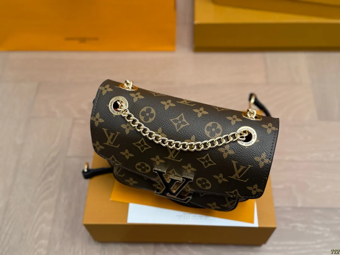 原版复刻¥185飞机盒 重金钢五金变码芯片 lv passy 斜挎包腋下包 可以说🔥的不能再🔥了 大小非常合适呦! 造型也很特别 颜值与实用兼备! 尺寸:22 16