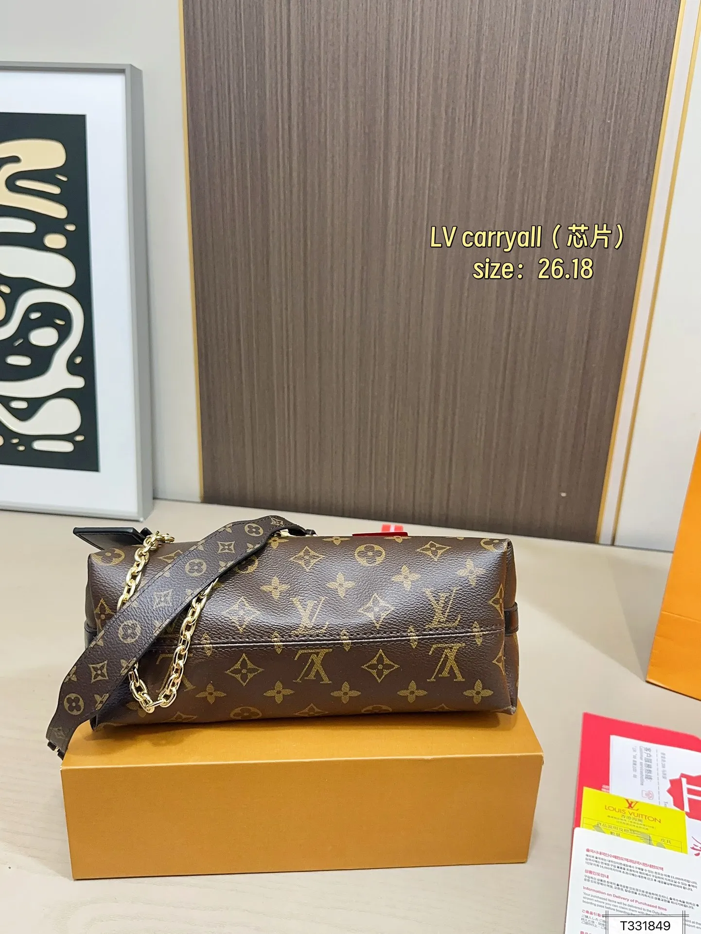 💰 165 礼盒包装 芯片 Lv carryall家族又添新成员 LV设计师有一种不管钱包死活的审美,新版carryall变可爱了,而且不喜欢大包的姐妹这个就没什么顾虑了,先预测一波~肯定会大火!!快来做第一批拥有的时髦精 尺寸:26.18