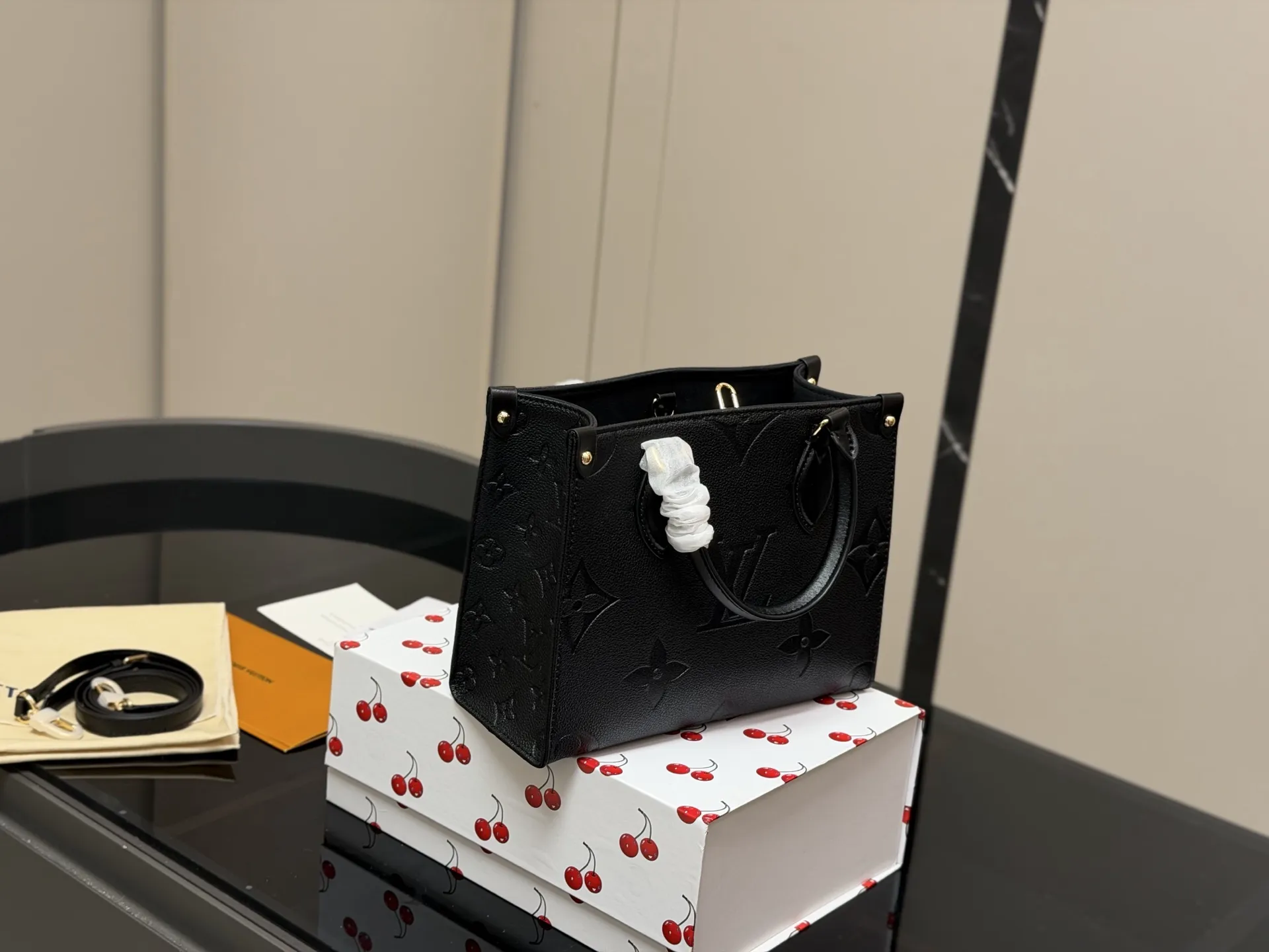 ¥190 折叠盒 size:25.20cm LV onthego牛皮购物袋✔️ 有隐藏的背带设计, 可单肩~可手提 搜索🔍 LV onthego丛林购物袋