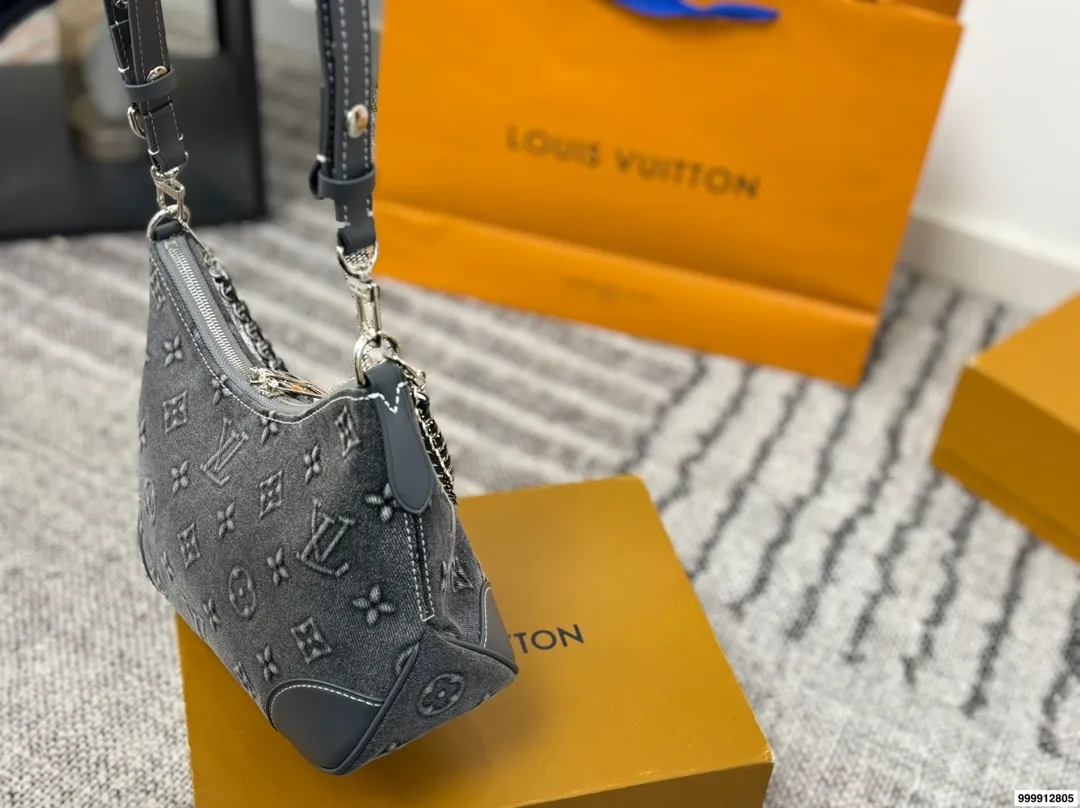 p205配礼盒🎁 Lv 牛角包 单肩斜挎中古 vintage包包v老花村上隆限定薇薇安女包LV老花限定 !超美!好多网红潮人都在背 单肩斜挎背这款包看着简单,搭配起来特别有范!被外观真的迷倒 尺寸:27*9*15cm