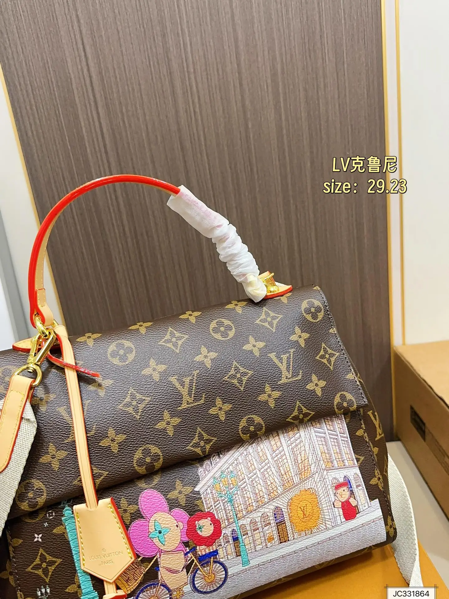 💰180 配飞机盒折叠盒Lv CLUNY 很经典耐看。其中就有它—-CLUNY。如果你想入手一款商务,正式的包包,那么克鲁尼就可以入手啦~从实用感上来说 cluny bb会使用频率高一些。尺寸:29 23