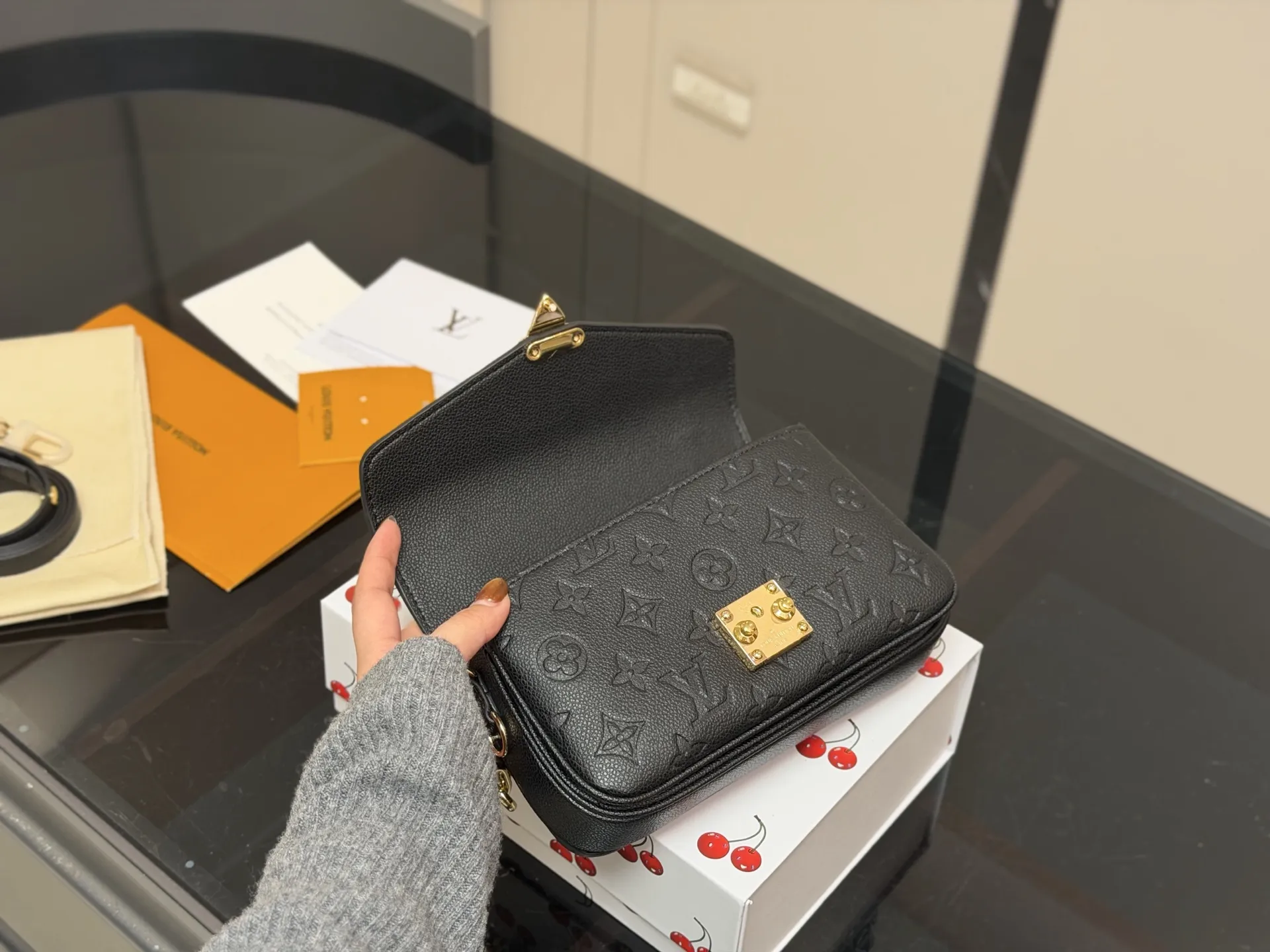 &yen;200 配折叠盒 最新尺寸 :21&times;6&times;13cm Lv高品质 ‼️性价比超高 ‼️ 一定要好好看细节看五金看材质 新款邮差小号 East west 〰️ 配置链条和皮肩带⚠️