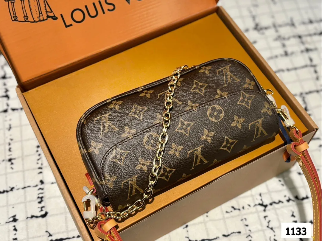 P145 配盒 size：22*12cm L家 新晋爆款ivy woc 这个版本很难得哦！抓紧抓紧！ 出道即巅峰 双链条设计的麻将包 可斜挎可单肩可手提 内置卡槽 可爱好用！