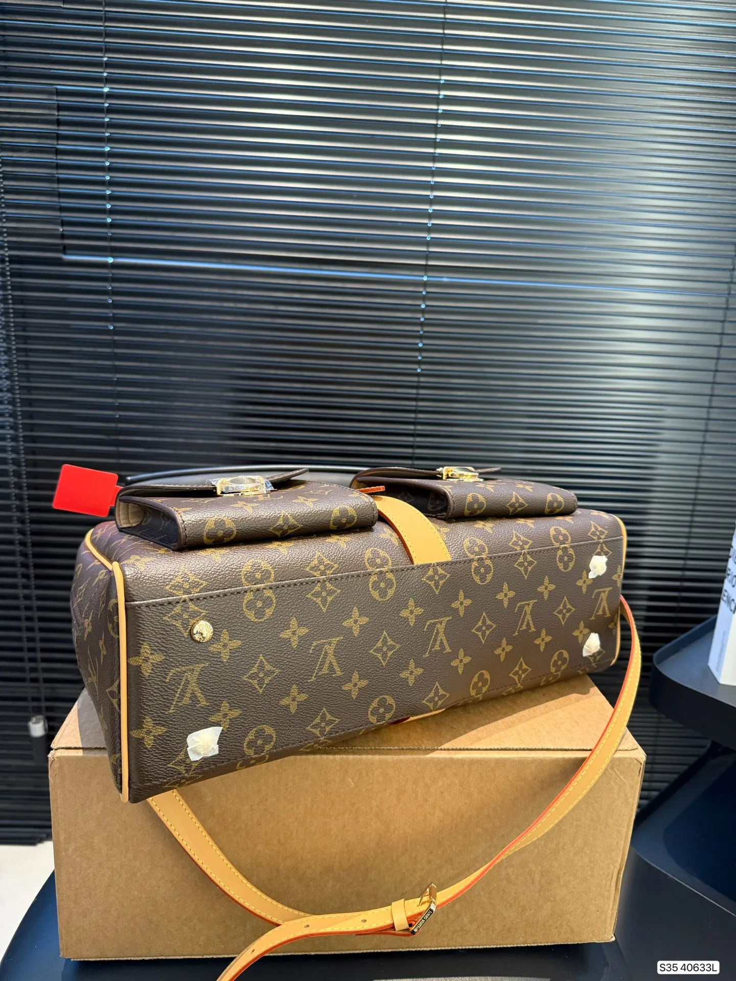 P225 配盒子 LV曼哈顿手提包：藏着时光质感的炸街伙伴 LV曼哈顿手提包，是经典与实用的完美共生。 利落的矩形轮廓勾勒出高级感，标志性Monogram涂层帆布耐造耐看，中古款更沉淀出独特包浆光泽。 尺寸38 35 货号40633