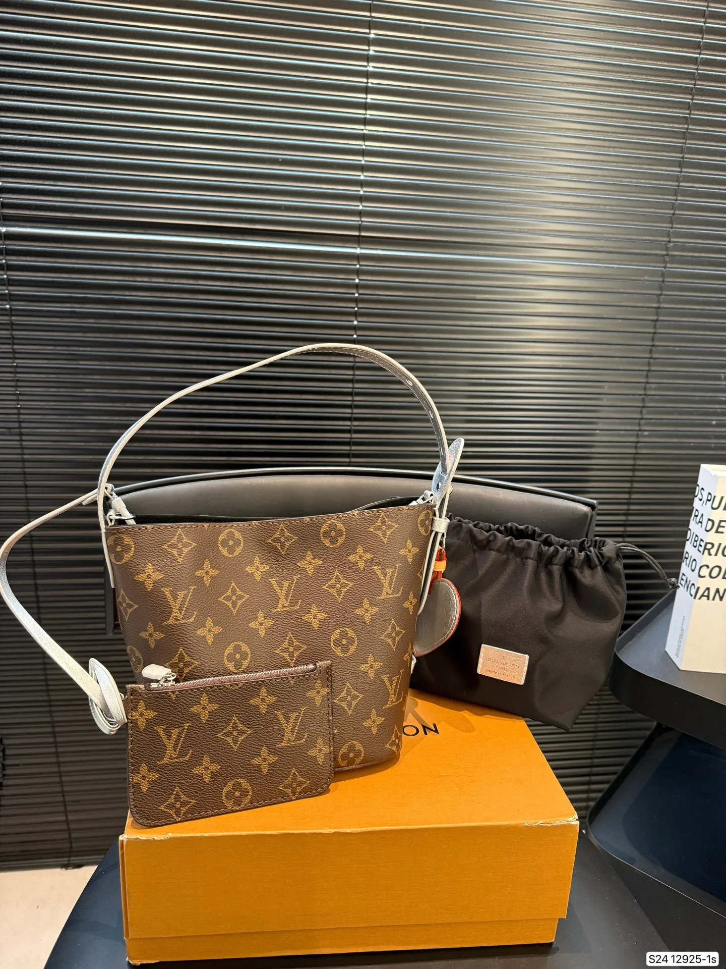 P170 配折叠盒飞机盒 盲猜这次LV上新黑马是ALL IN BB Lv水桶 LV尤物! 尺寸：16 18 货号12925-1