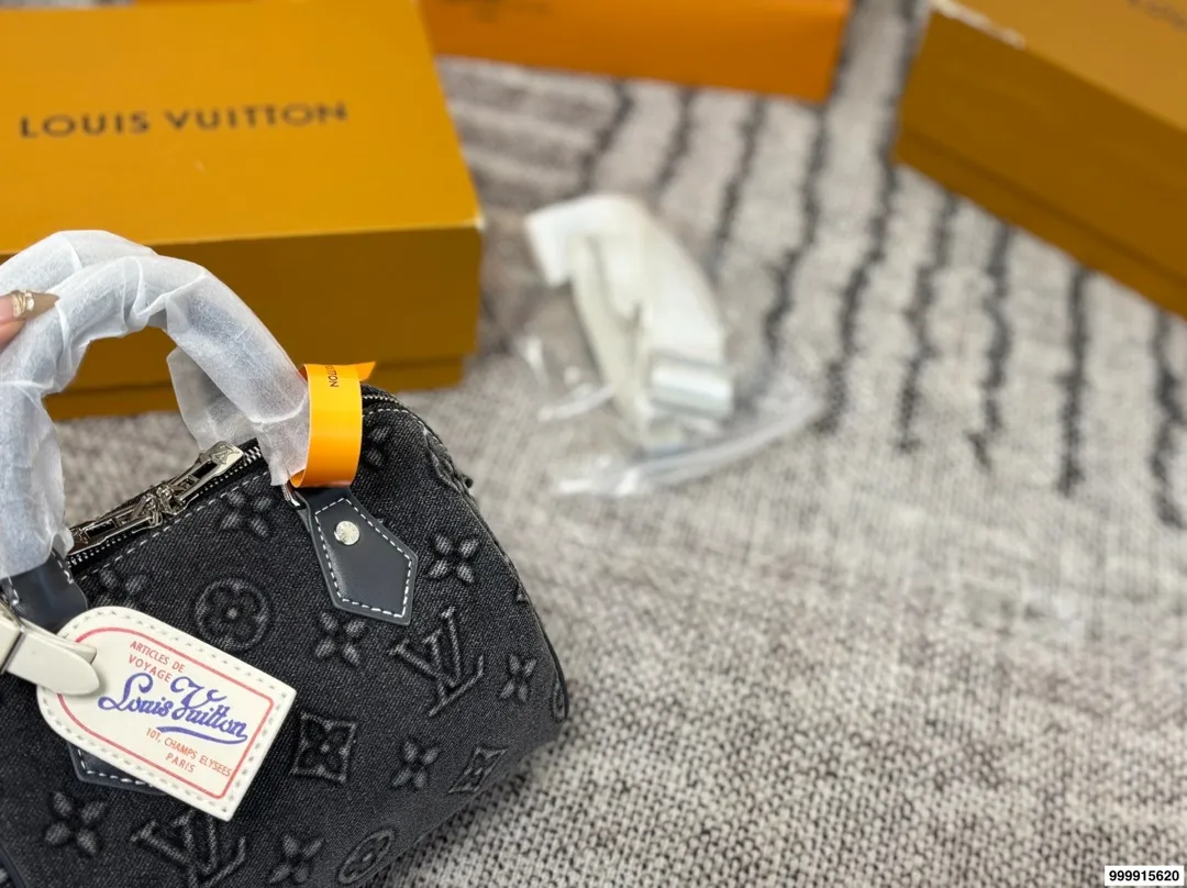 p180 配礼盒 LV丹宁牛仔系列枕头包 经典系列 时尚百搭 颜值高 日常出街首选 尺寸19×15