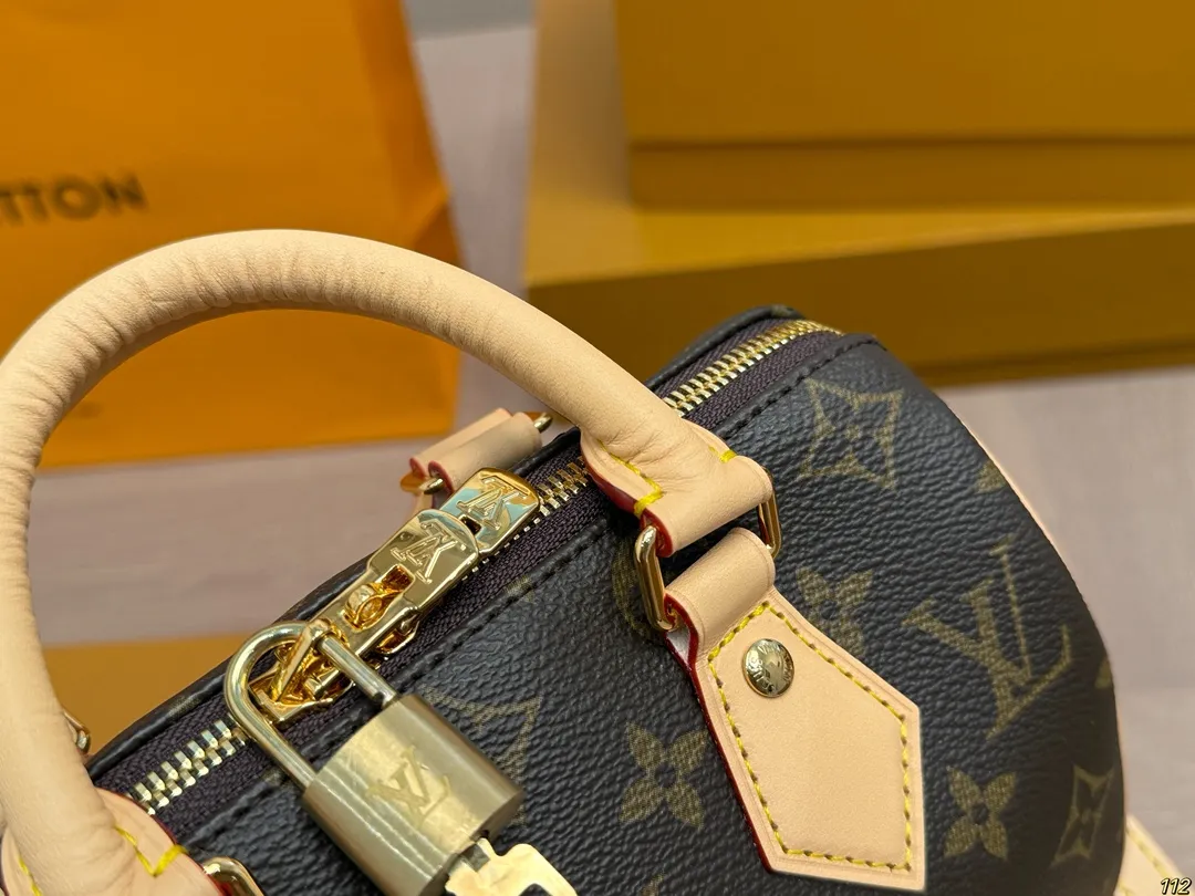 原版复刻&yen;215飞机盒 升级版全钢五金 专柜同步163变码芯片 L家 speedy20 超喜欢这个size！ 平时无论什么衣服 不用犹豫！ 随便搭！搜索🔍 Lv speed20 尺寸：20 14