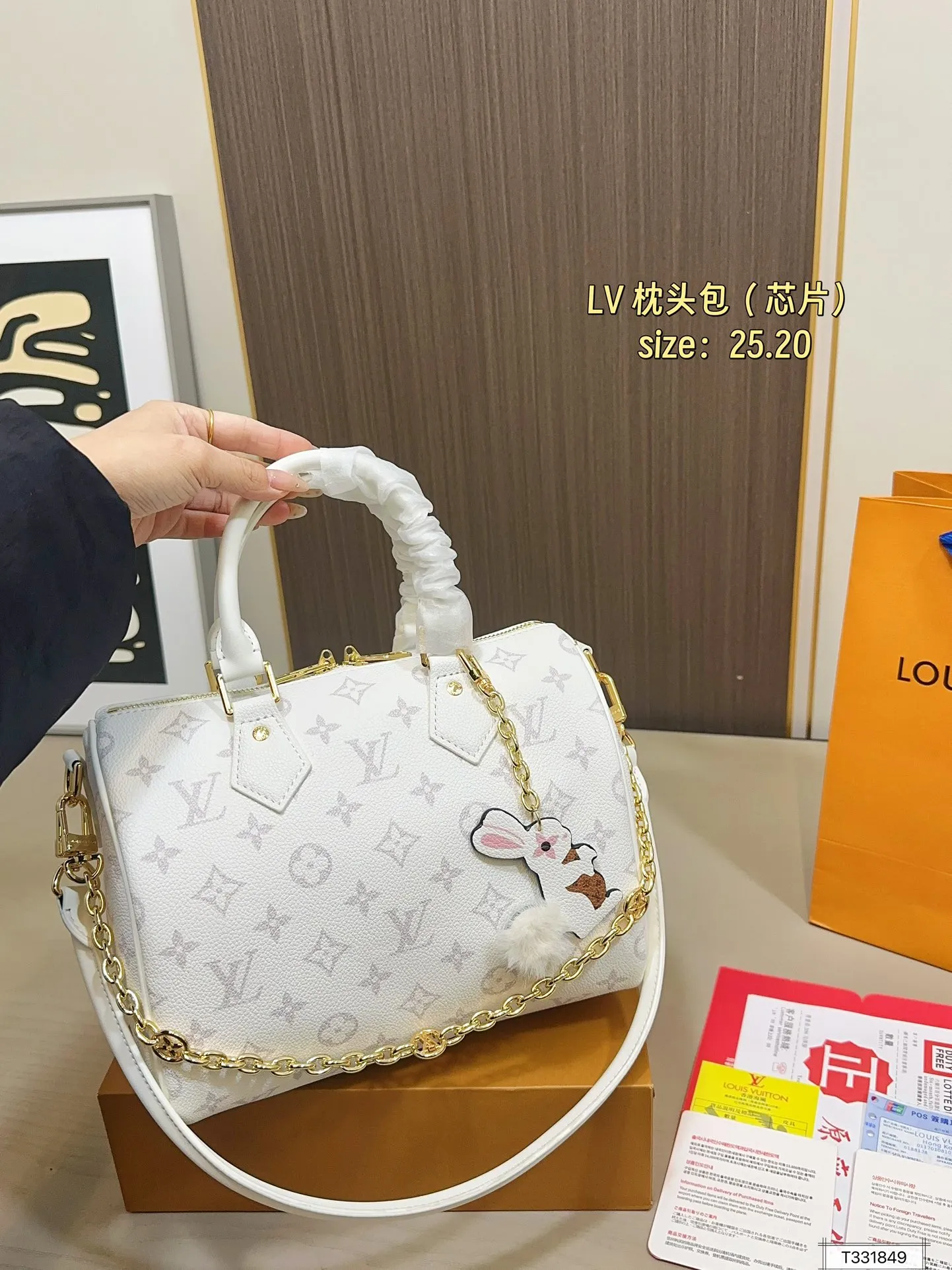 💰165 折叠盒 芯片 LV Speedy Soft 25枕头包 手袋以瞩目风姿成就旅途良伴。充裕构型内设拉链口袋,可妥善保管护照和其他重要物品。名牌诉说工致细节,Toron手柄再添新颖一笔 尺寸25.20