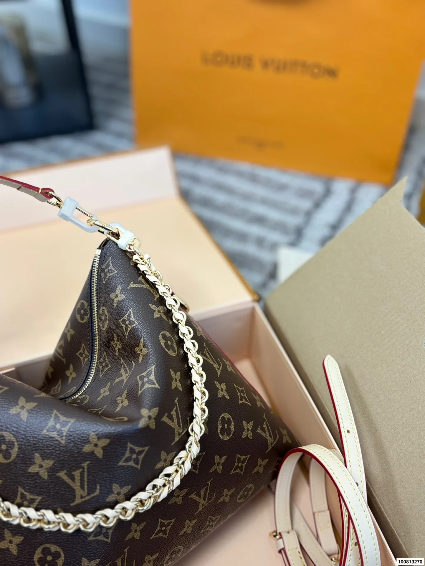 P140（折叠飞机礼盒） LV钟楚曦同款Multipass上身实拍来喽又是钟姐严选了#钟楚曦/同款包蛮复古的一只，个人认为！非常之轻巧，带拉链耶！不怕掉东西了尺寸28 26cm