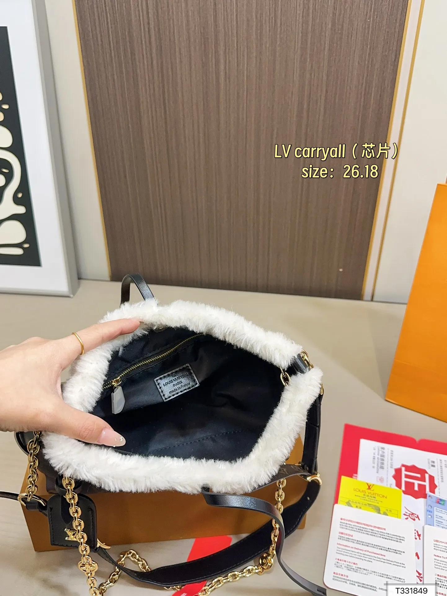 💰 165 礼盒包装 芯片 Lv carryall家族又添新成员 LV设计师有一种不管钱包死活的审美，新版carryall变可爱了，而且不喜欢大包的姐妹这个就没什么顾虑了，先预测一波~肯定会大火!!快来做第一批拥有的时髦精 尺寸：26.18