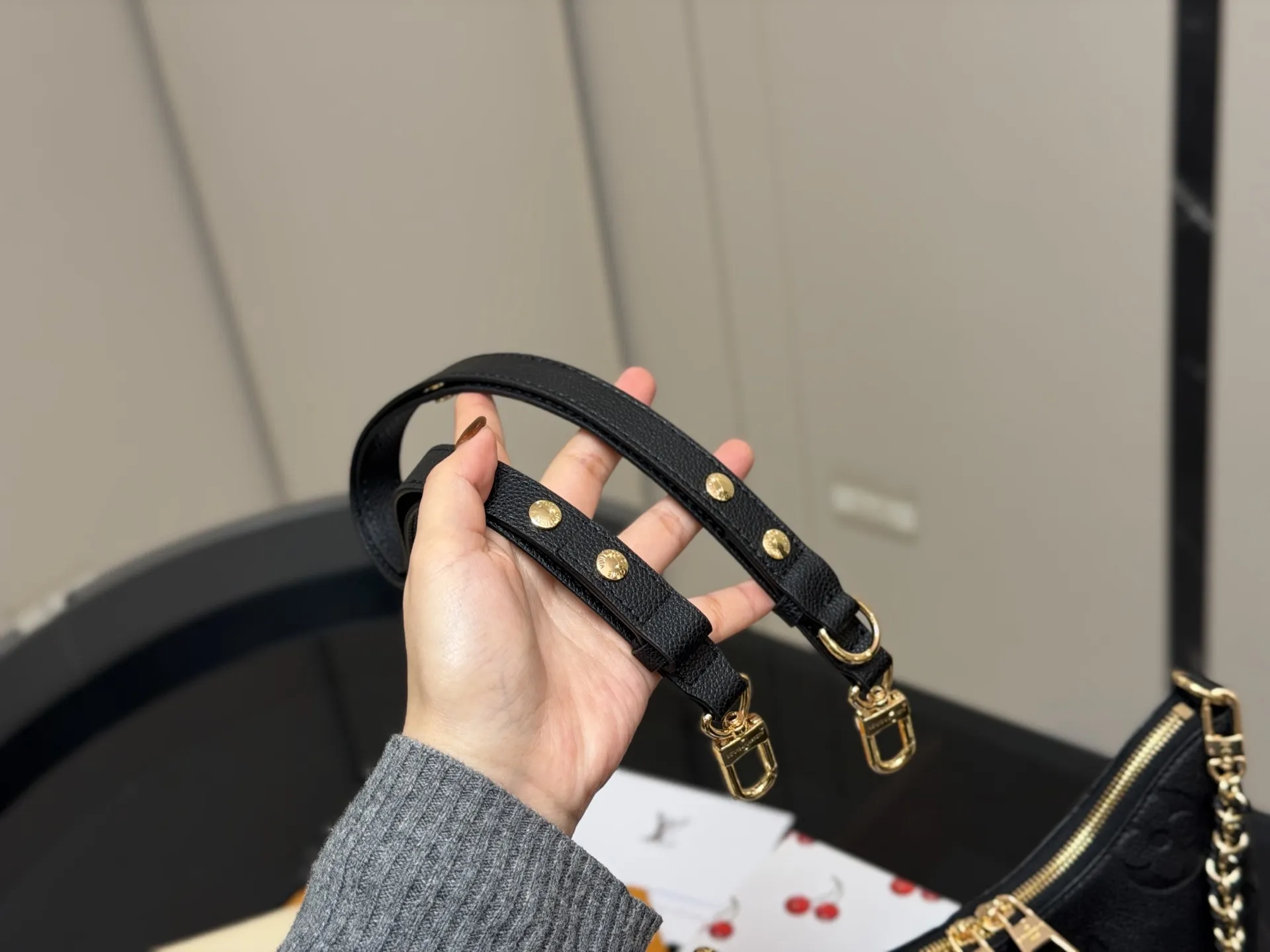 &yen;170 配折叠盒 size：29*16cm Lv 最新款牛角包 原版五金！ 定制版直接采用小牛皮 Vintage 经典单肩包 配置肩带➕链条 单肩斜挎都无敌好看百搭！