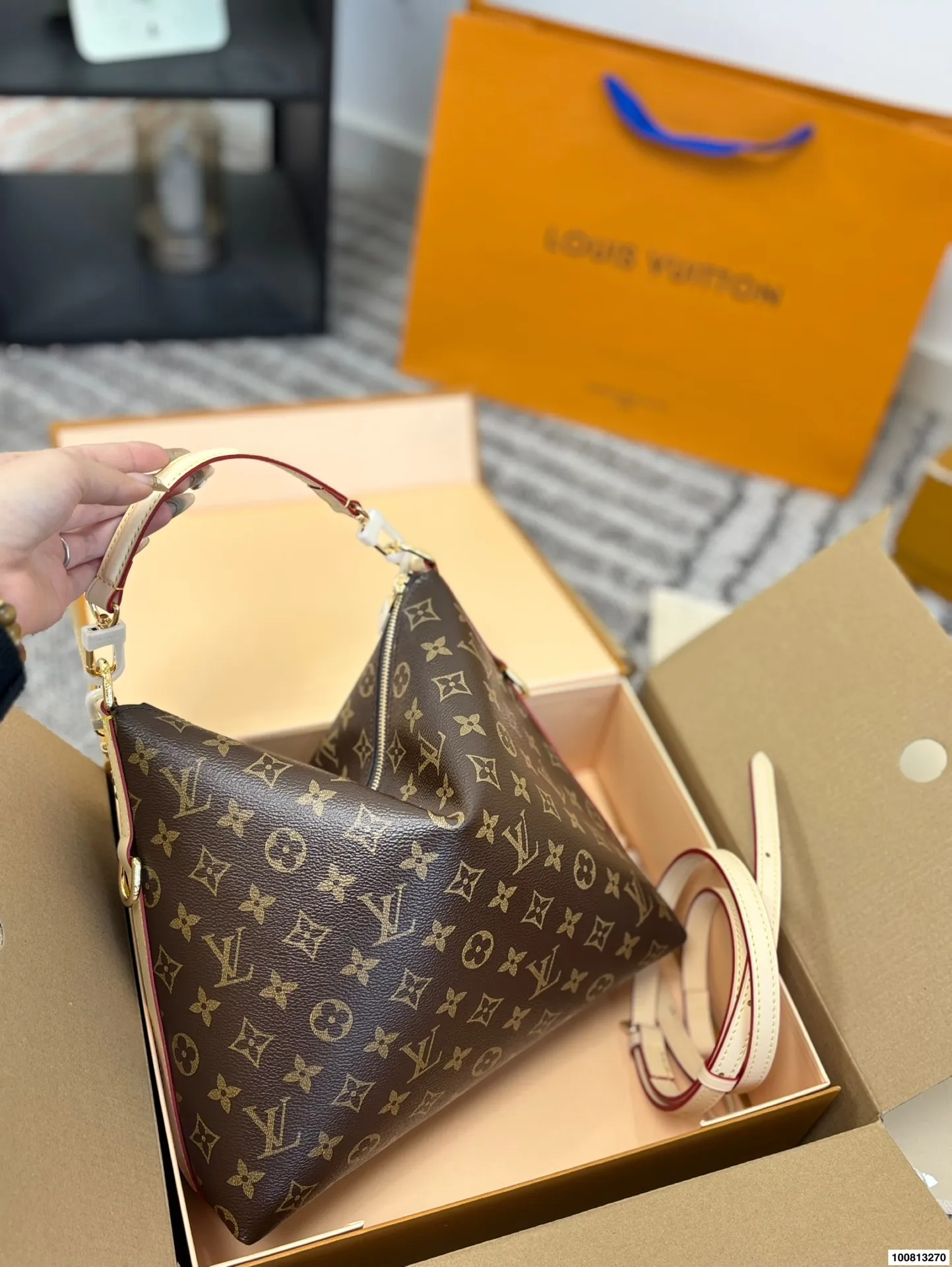 P140（折叠飞机礼盒） LV钟楚曦同款Multipass上身实拍来喽又是钟姐严选了#钟楚曦/同款包蛮复古的一只，个人认为！非常之轻巧，带拉链耶！不怕掉东西了尺寸28 26cm