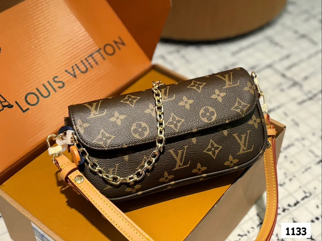 P145 配盒 size:22*12cm L家 新晋爆款ivy woc 这个版本很难得哦!抓紧抓紧! 出道即巅峰 双链条设计的麻将包 可斜挎可单肩可手提 内置卡槽 可爱好用!