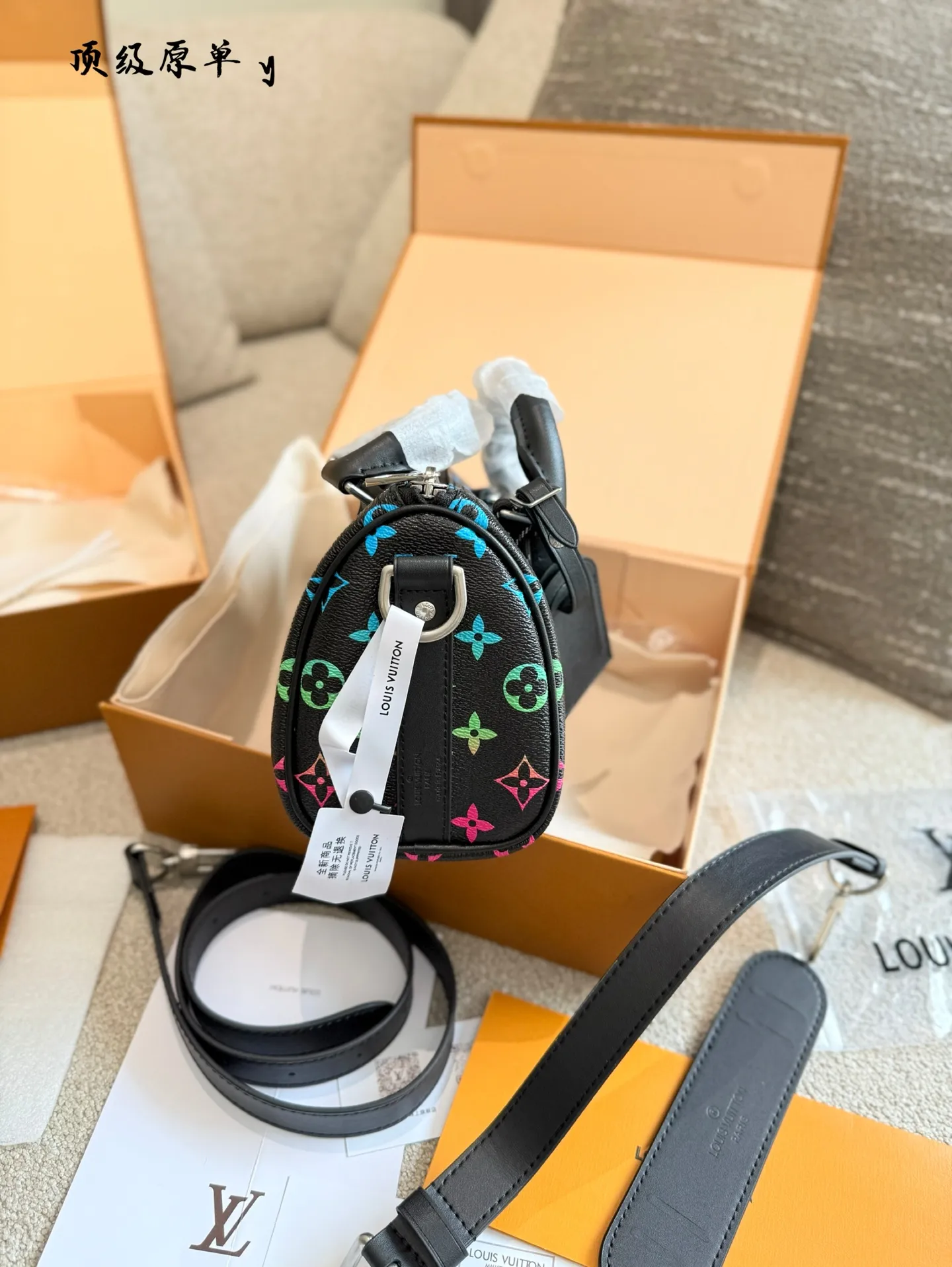 p220 LV渐变彩虹Keepall25 科技感拉满的时尚单品宝子们! LV又放大招啦!这款Keepall25渐变彩虹色真的绝了~ 教染神仙配色 从经典老花到渐变彩虹的自然过渡，像把雨后天空背在身上!男女通杀的中性风，和对象搭成情侣款回头率200% *黑科技加持 包包内置NFC芯片，手机一扫就能验证真伪!再也不用担心买到J货啦~而且涂层帆布防水耐脏，日常通勤、旅行说走就走 设百变背法 可拆卸可调节肩带，手提、单肩、斜挎都能轻松驾驭!251115cm的黄金比例，装下13寸电脑、化妆品、水杯完全无压力~通勤、约会、探店一包搞定 害染细节控狂喜 皮质挂牌质感满分，五金logo在阳光下超闪!包型硬挺有型，塞满东西也不塌，实用性和颜值双在线~现在这款彩虹包已经火到断货啦!喜欢的宝子赶紧冲~在评论区说说，你最喜欢哪个细节吧+