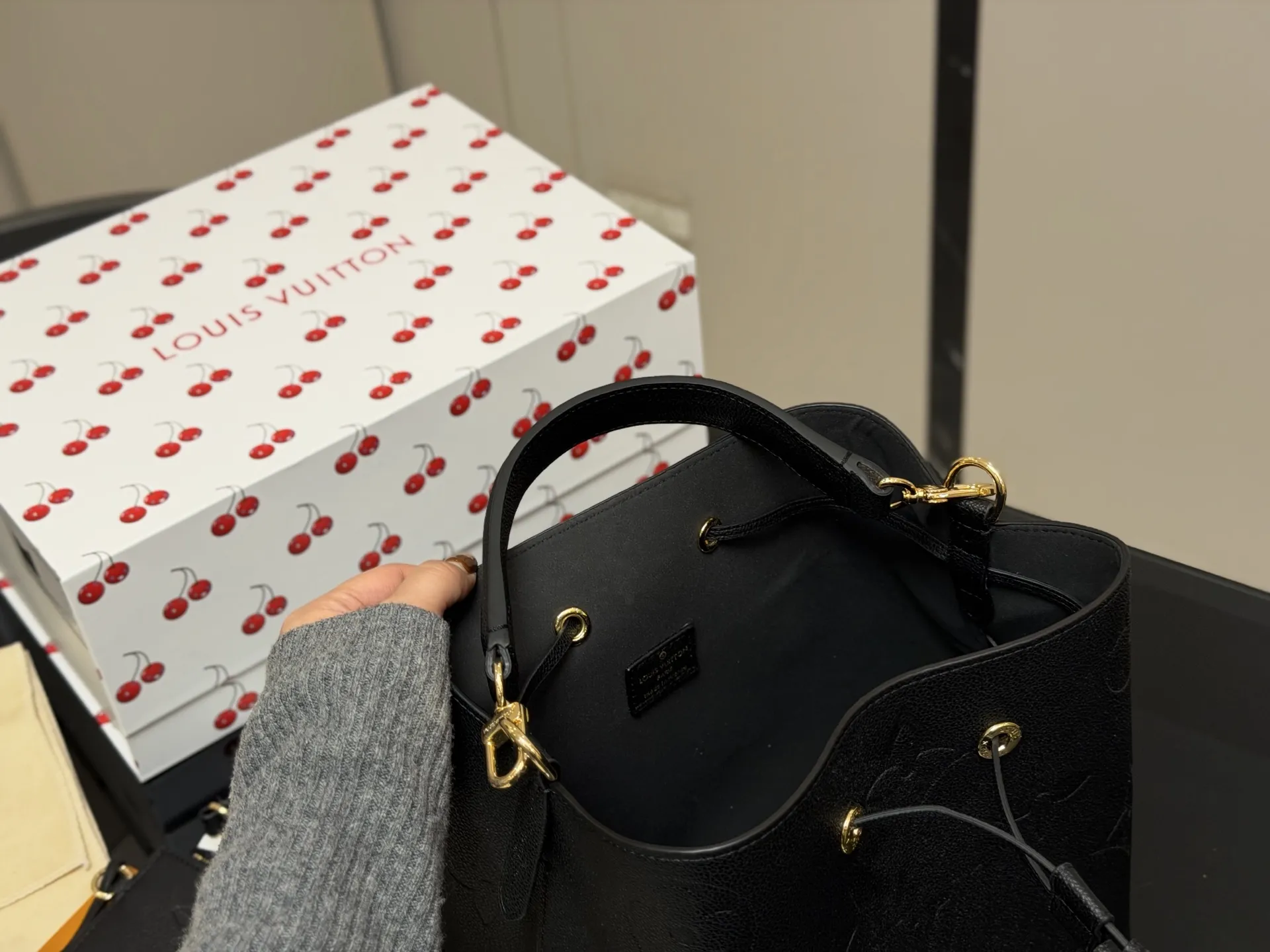 &yen;205 配折叠盒 好品质 日常最推荐 Lv 原单 水桶包 此款水桶质感软 尺寸：26cm 斜挎/单肩更舒服 搜索🔍Lv 水桶包