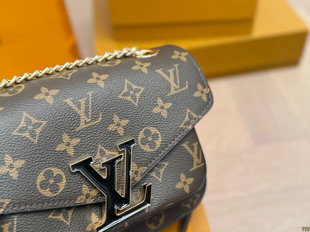 原版复刻&yen;185飞机盒 重金钢五金变码芯片 lv passy 斜挎包腋下包 可以说🔥的不能再🔥了 大小非常合适呦！ 造型也很特别 颜值与实用兼备！ 尺寸：22 16