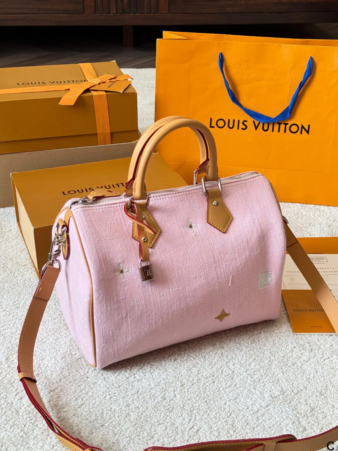 p180 LV 路易威登 Nano Speedy 30枕头包 LV 新款系列 枕头包 手袋,全网首发 LV Speedy nano 枕头包这款Retiro 手袋以标志性 经典永恒。优雅低调的外形设计和宽敞的包身更加入了实用性 尺寸30cm