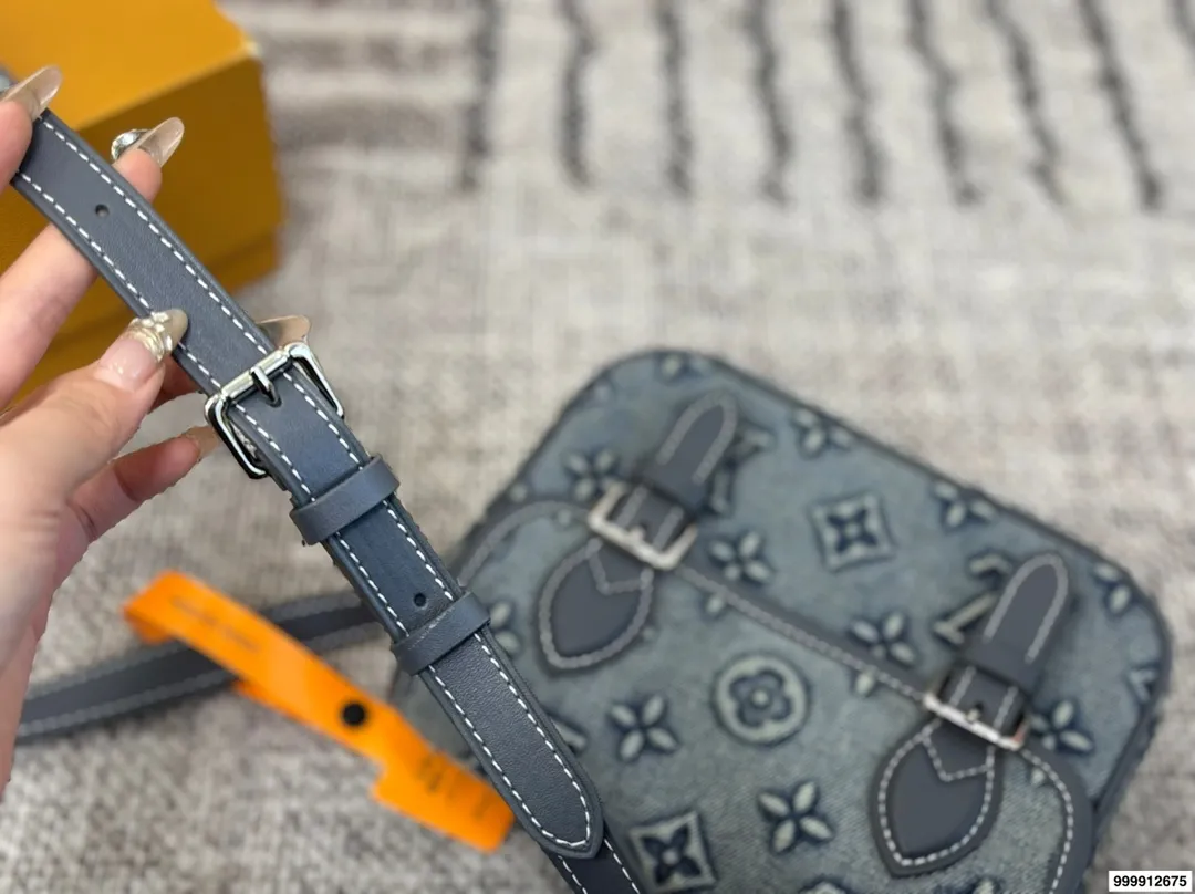 P185⚠️尺寸19*14 LV Mini Satchel牛仔邮差包 复古感满满！小巧精致，日常手机、钥匙、粉饼都能装下。肩带偏短，单肩or斜挎都OK，学院风、休闲风都能搭。磁吸扣设计，开合方便又安全，实用又时髦，是LV男款里超受欢迎的中性包款之一！