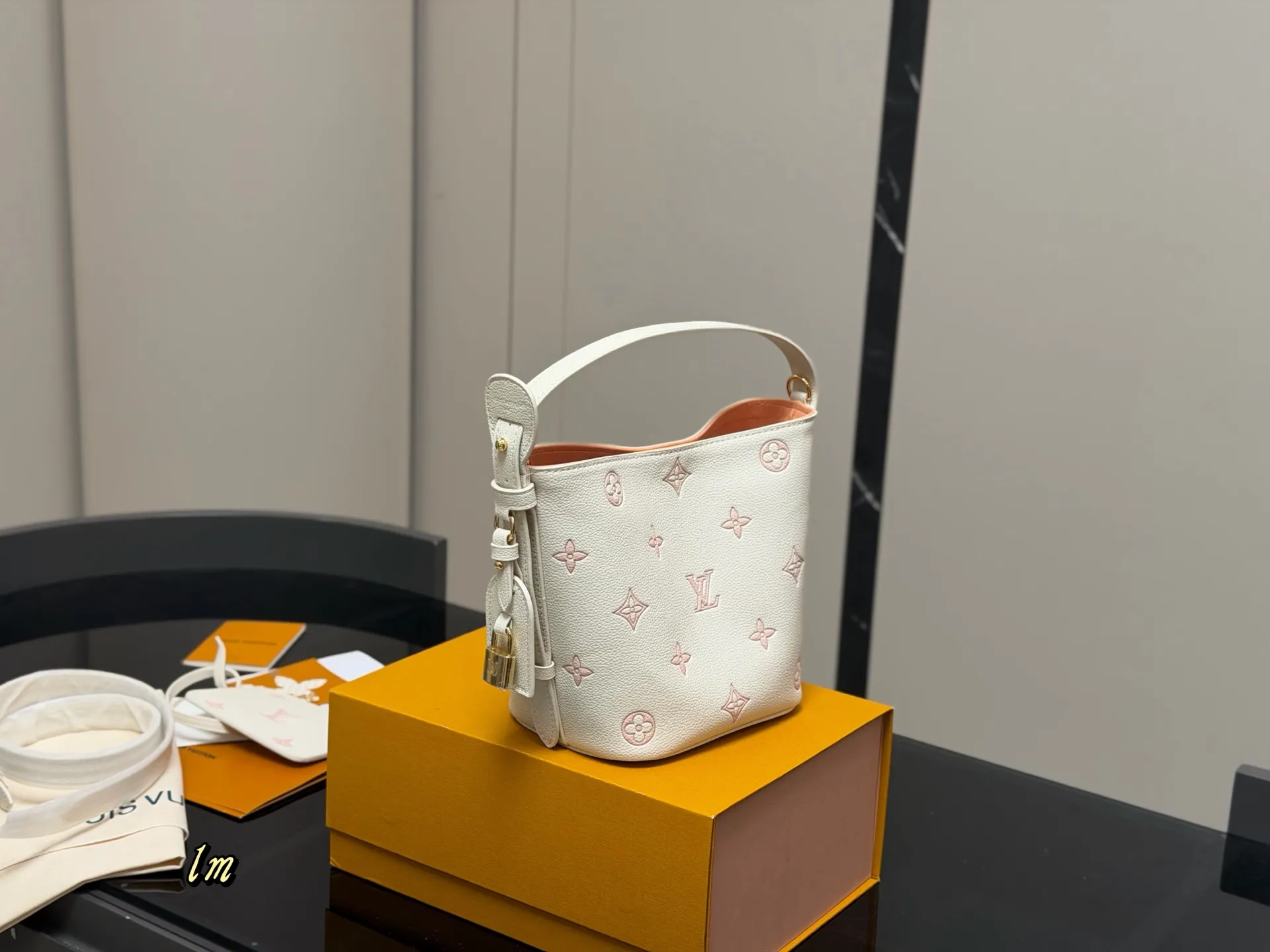 ¥180 配折叠盒 LV中古包又一位当红炸子鸡来咯!! 一只看似中古中矩却又有点标新立异的包。 水桶包 尺寸:18.17cm