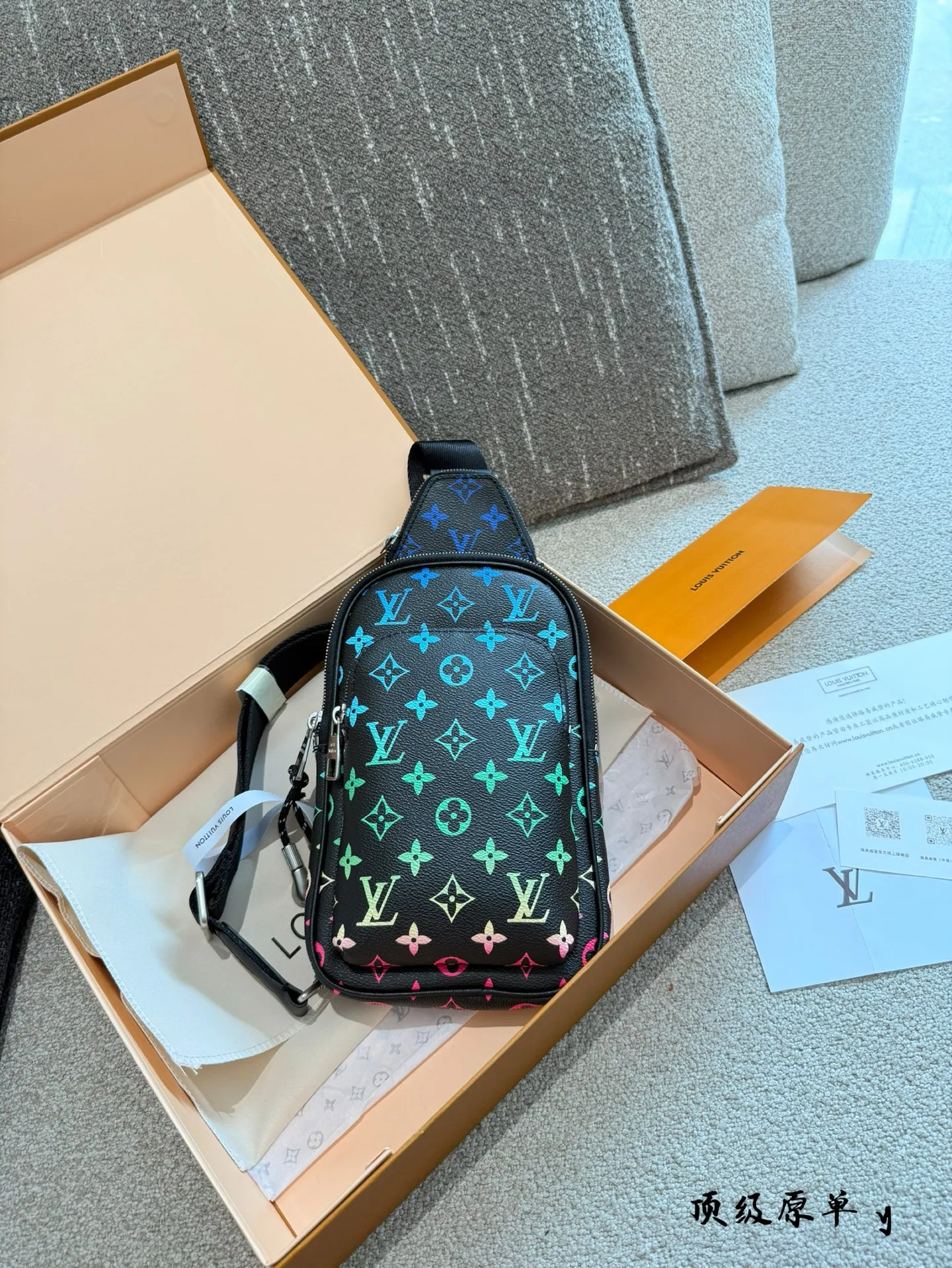 p200 LV SS25新款男包系列👜💥 LV SS25新款男包系列👜💥 LV 热门斜挎包,时尚圈的宠儿!独特设计,融合经典与潮流元素,彰显非凡魅力。优质皮革,细腻纹理,精湛工艺,凸显品质。小巧轻便却容量可观,出行必备。背上它,成为街头亮点,引领时尚新风潮。