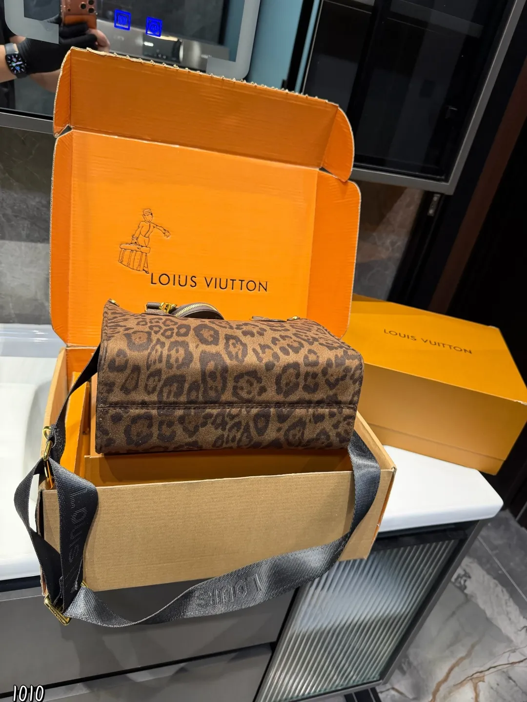 ❤️p160❤️ LV/路易威登 ONTHEGO系列 托特包新款刺绣款肩带丛林包 哇咔咔太喜欢了真是惊艳到我了、包包挺括很能装整体而言 非常实用又耐造 尺寸: 25*11*19cm