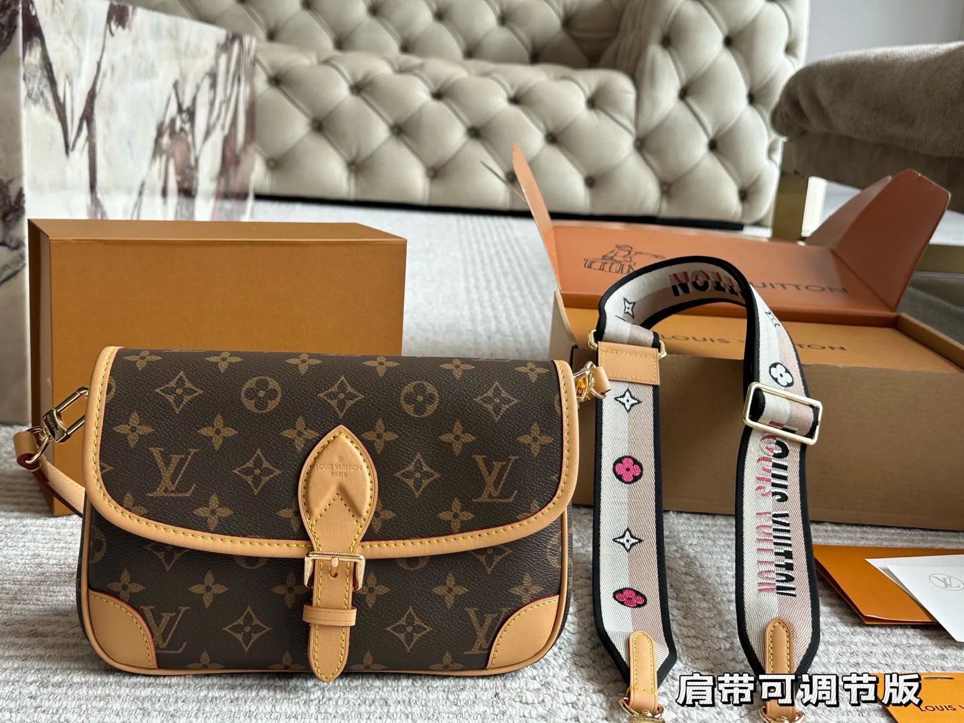 p190 原单顶级 !Lv法棍包穿搭也太好看了吧 无滤镜的上身实拍先 自从speedy20开始就种草了这个系列然后又特别喜欢 双肩带的配置让复古的气质中又带着时尚感搭配起来毫不违和并且肩带可以分开使用四舍五入等于两个包包hhh并且这款融合了|v家所有的爆款元素简直就是将流量密码集合于此必的 容量超级大并且不会有臃肿感我出门门]必备的全都放里， 面了还没装满26cm