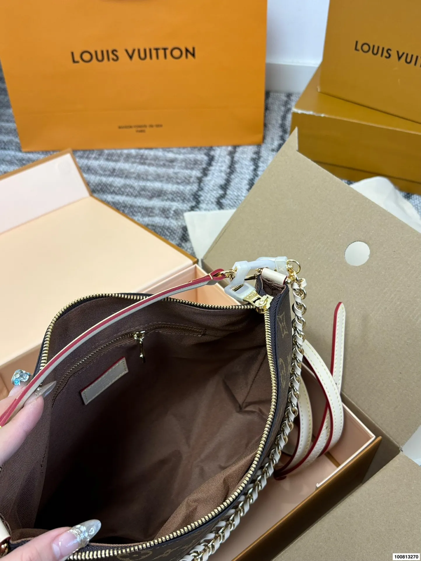 P140(折叠飞机礼盒) LV钟楚曦同款Multipass上身实拍来喽又是钟姐严选了#钟楚曦/同款包蛮复古的一只,个人认为!非常之轻巧,带拉链耶!不怕掉东西了尺寸28 26cm