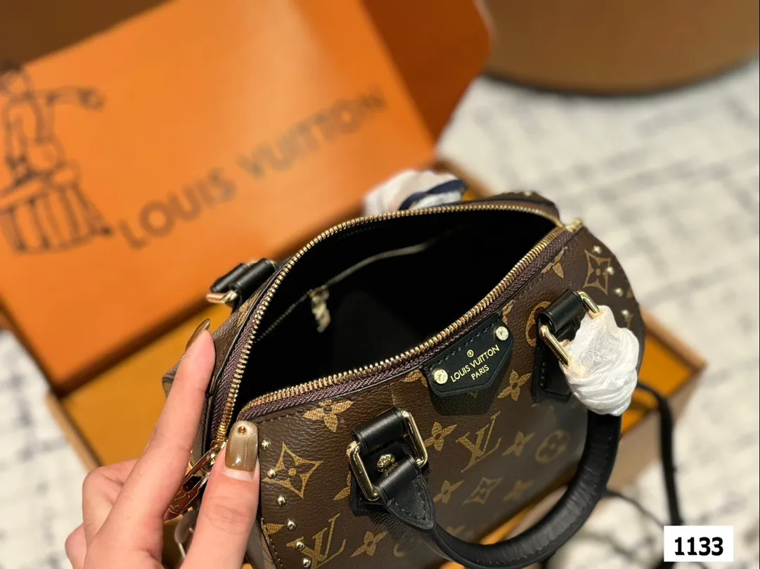 P200 全套包装 LV早春Cruise25 包包 走秀款铆钉款手提枕头包 LV这场在巴塞罗那举行的2025早春新款真的好美啊!!这一季的包包也好有收藏价值啊!尺寸20厘米#