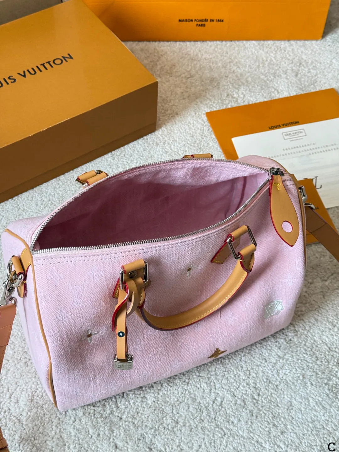 p180 LV 路易威登 Nano Speedy 30枕头包 LV 新款系列 枕头包 手袋,全网首发 LV Speedy nano 枕头包这款Retiro 手袋以标志性 经典永恒。优雅低调的外形设计和宽敞的包身更加入了实用性 尺寸30cm