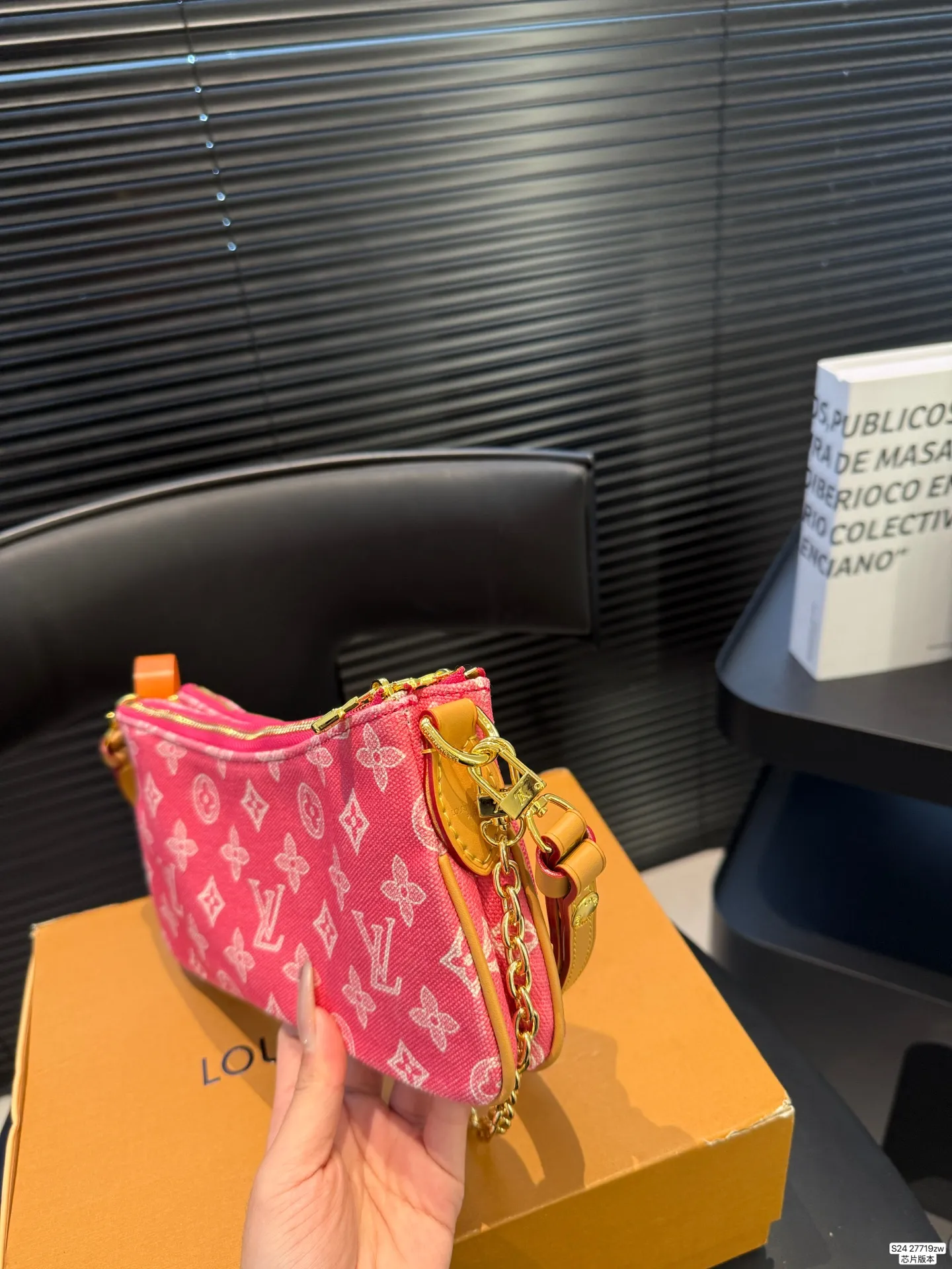 P170 配飞机盒折叠盒 芯片版本 新款的包包造型太可爱了双层设计 两个拉链可以打开放不同的物品 有链条有皮肩带能单肩当腋下包也能能斜挎 造型很别致有点可爱 尺寸24 10 货号27719