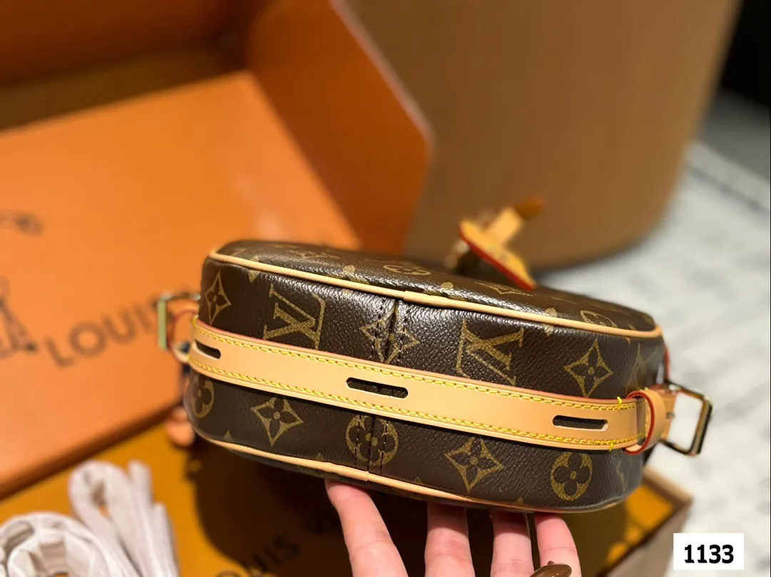 P185 配盒子 size：22*19cm L家 圆饼包真的是太香了 这款圆饼是柔软的 它的容量超级大 刘亦菲把我们的审美拉回来了啦！ 非市场通货欢迎对比 🔍 Lv 圆饼包