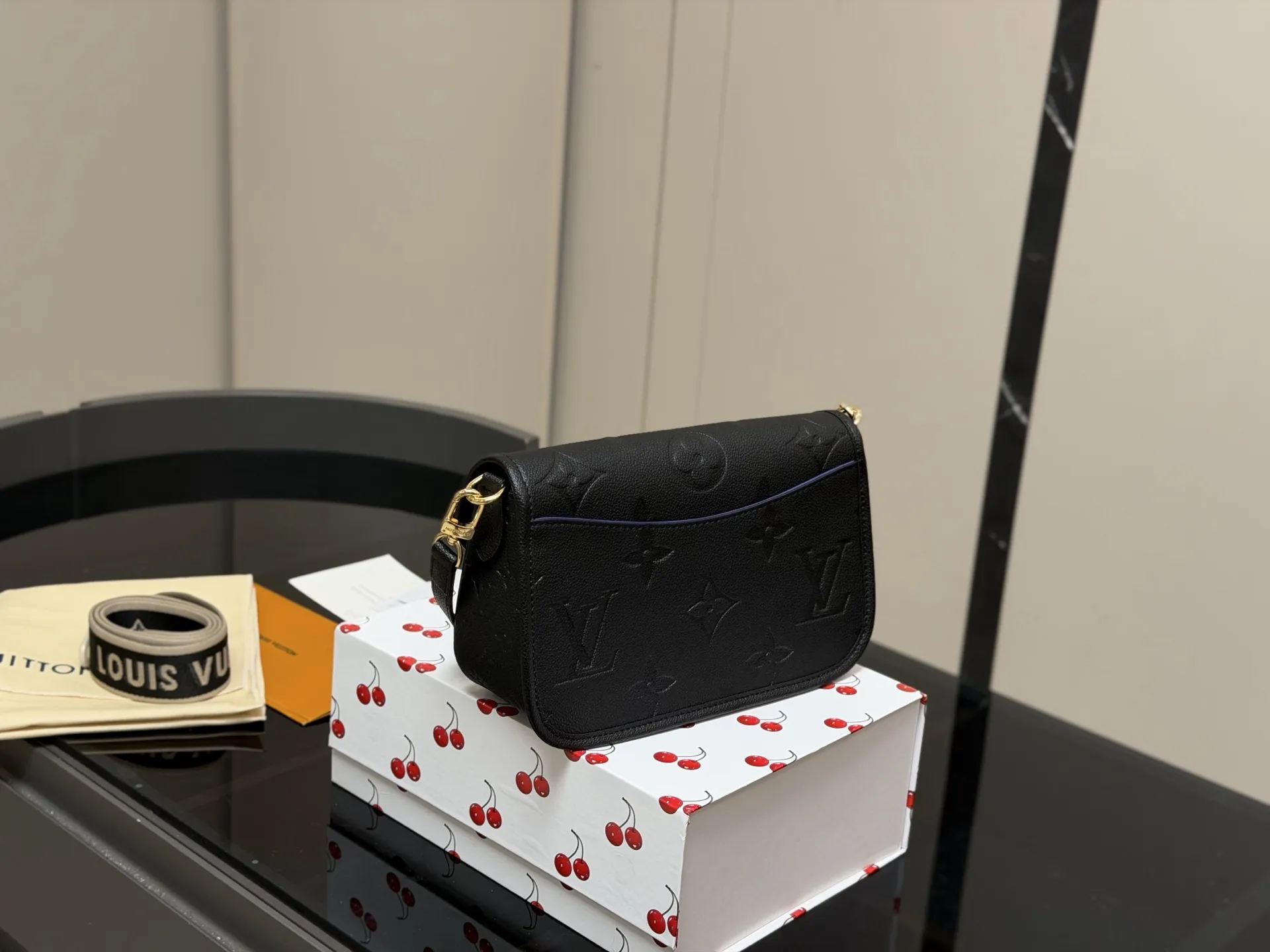 ¥190 配折叠盒 !Lv法棍包穿搭也太好看了吧 双肩带的配置复古的气质 带着时尚感搭配起来 毫不违和并且肩带可以分开使用四舍五入等于两个包包hhh并且这款融合了| 尺寸:25.16cm