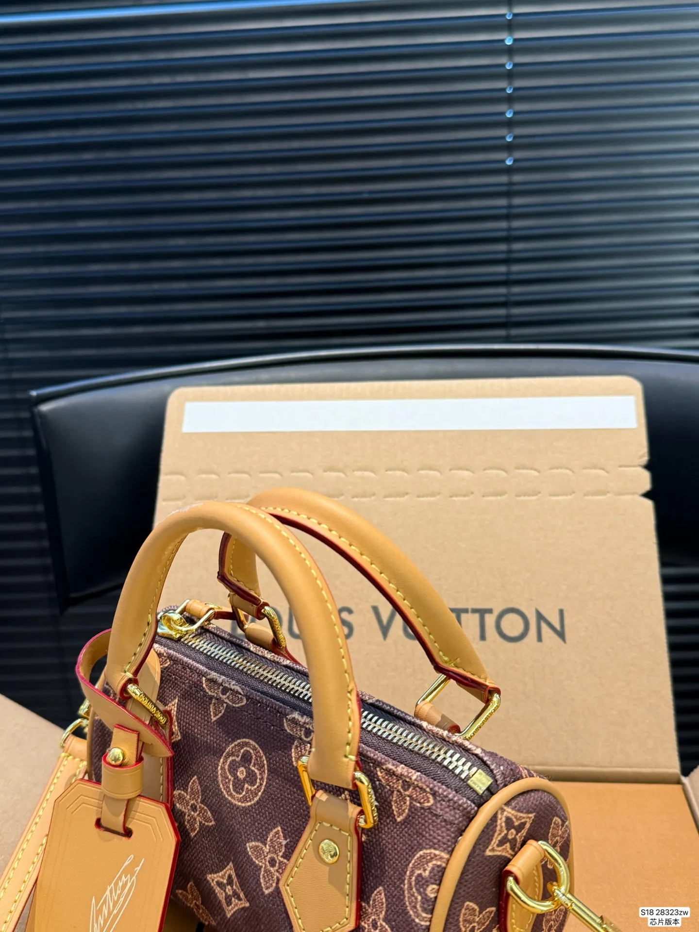 P140 配飞机盒折叠盒芯片版本 ✨LV 枕头130周年特别款 | 春日氛围感🍃 LV 130周年特别款真的让我狠狠心动! 这抹浅绿色太绝了,温柔又高级,背上瞬间显白三度✨ 低饱和的色调完全不挑衣服,随便穿都能很出片。 尺寸16 10 货号28323