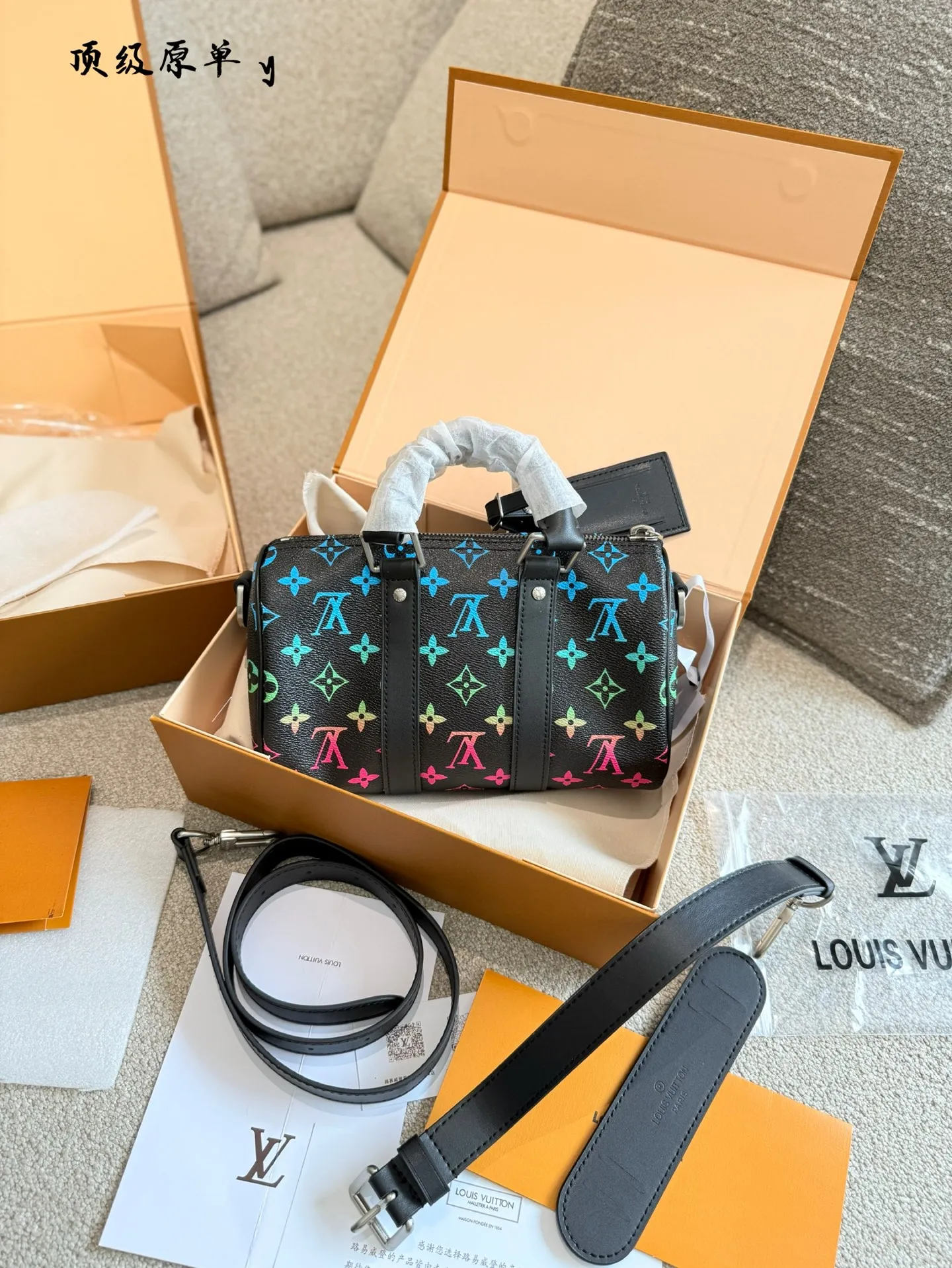 p220 LV渐变彩虹Keepall25 科技感拉满的时尚单品宝子们! LV又放大招啦!这款Keepall25渐变彩虹色真的绝了~ 教染神仙配色 从经典老花到渐变彩虹的自然过渡,像把雨后天空背在身上!男女通杀的中性风,和对象搭成情侣款回头率200% *黑科技加持 包包内置NFC芯片,手机一扫就能验证真伪!再也不用担心买到J货啦~而且涂层帆布防水耐脏,日常通勤、旅行说走就走 设百变背法 可拆卸可调节肩带,手提、单肩、斜挎都能轻松驾驭!251115cm的黄金比例,装下13寸电脑、化妆品、水杯完全无压力~通勤、约会、探店一包搞定 害染细节控狂喜 皮质挂牌质感满分,五金logo在阳光下超闪!包型硬挺有型,塞满东西也不塌,实用性和颜值双在线~现在这款彩虹包已经火到断货啦!喜欢的宝子赶紧冲~在评论区说说,你最喜欢哪个细节吧+