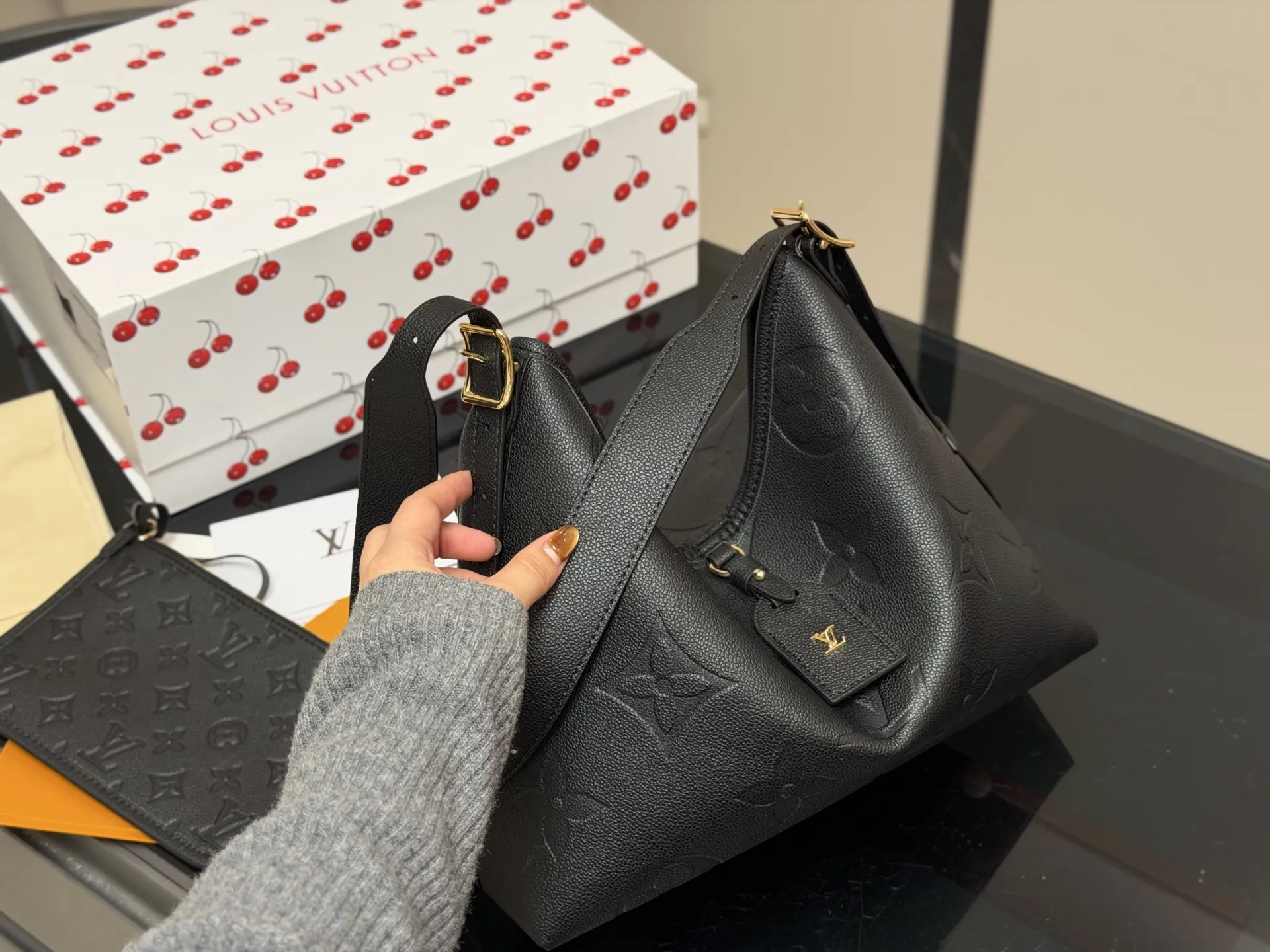 &yen;190 size：26.32cm Lv CarryAll 年度包王 带有蝴蝶结的腋下包喜欢吗， 内附一只收纳零钱包， 性价比颜值超在线了&hellip;！ 单肩斜挎完全没问题 怎么背都很好看！ 搜索🔍Lv 网红腋下包 配折叠盒