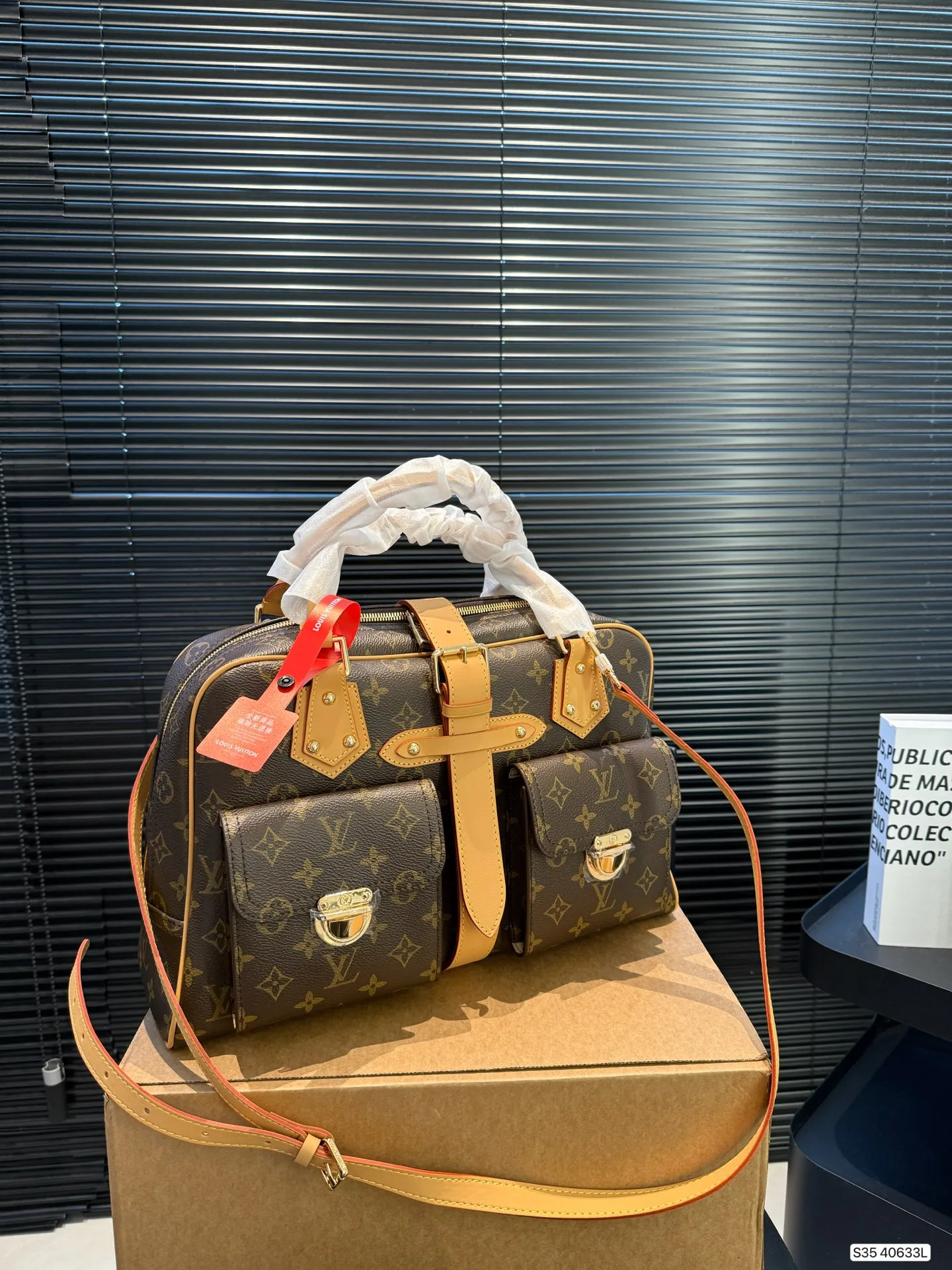 P225 配盒子 LV曼哈顿手提包:藏着时光质感的炸街伙伴 LV曼哈顿手提包,是经典与实用的完美共生。 利落的矩形轮廓勾勒出高级感,标志性Monogram涂层帆布耐造耐看,中古款更沉淀出独特包浆光泽。 尺寸38 35 货号40633