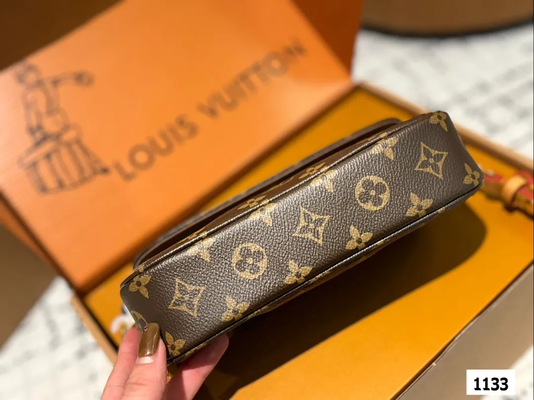 P145 配盒 size:22*12cm L家 新晋爆款ivy woc 这个版本很难得哦!抓紧抓紧! 出道即巅峰 双链条设计的麻将包 可斜挎可单肩可手提 内置卡槽 可爱好用!