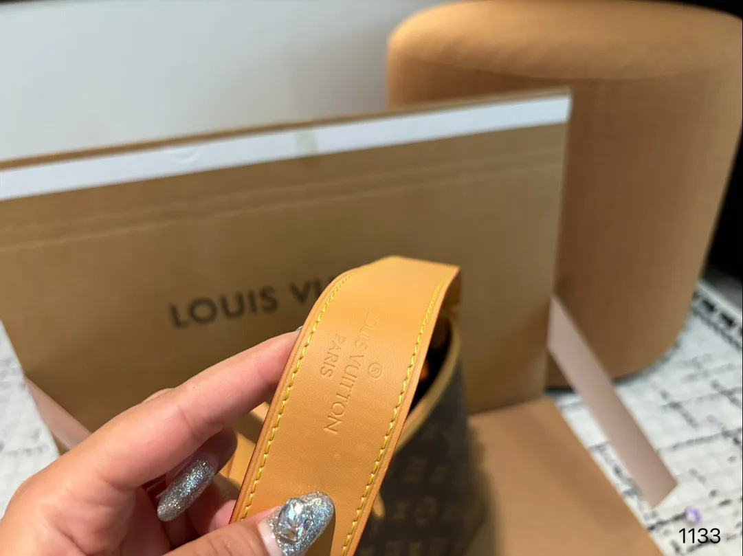 P190P180P170 路易威登Lv Carryall新款通勤包颜值实用 #路易威登Lv #路易威登#Iv #路易威登louisvuitton#路易威登carryall #Carryall |v7月新款,可斜挎、单肩。容量保证,敞口磁铁吸内扣取放平板小电脑非常方便,设计比neverfull小巧、肩带够宽不那么勒;比graceful俏皮,上身完全;是驴家通勤包款颜值担当@ 尺寸 大号38中号30 小号23