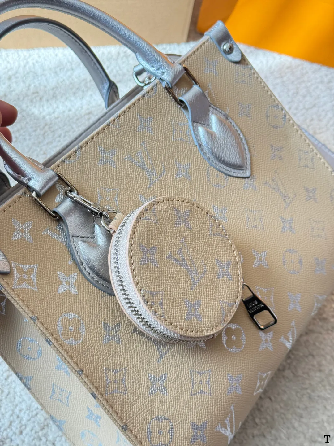 牛皮版本 p150 LV Onthego 丛林包 折叠礼盒 原单品质 Lv A/B面喷绘 onthego妈咪袋 性价比之王这是一款超赞的包型,灵感来自于恶搞Lv的街头品牌,曾经的曾经,Louis Vll litton永远不会走下神坛,1:1品质 非常值得入的一季,超大购物袋,不容易变形 而且大Logo的设计超级好看。除了手拎以外,还非常贴心的加了中长的肩挎的肩带,可以说是非常赞了,对花品质 秒杀市场一切低端货 上身真的很有气质!尺寸25cm