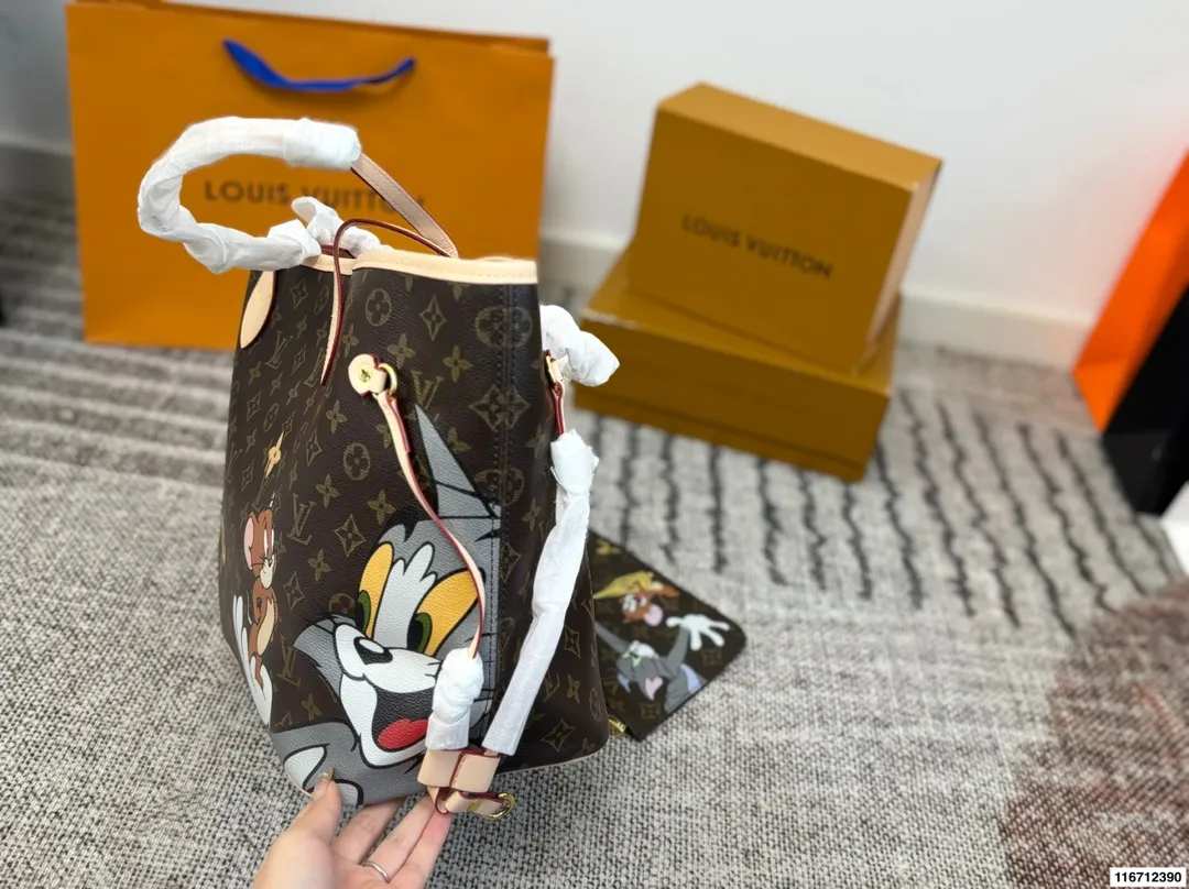 P150(无盒) size:33×29 LV路易威登联名neverfull购物袋🛍️ 包身彩绘超级酷 实在是太爱了 经典包款,简约却不失时尚~ 一包多用,内里容量足💯 时尚大气,万年街拍神器‼️