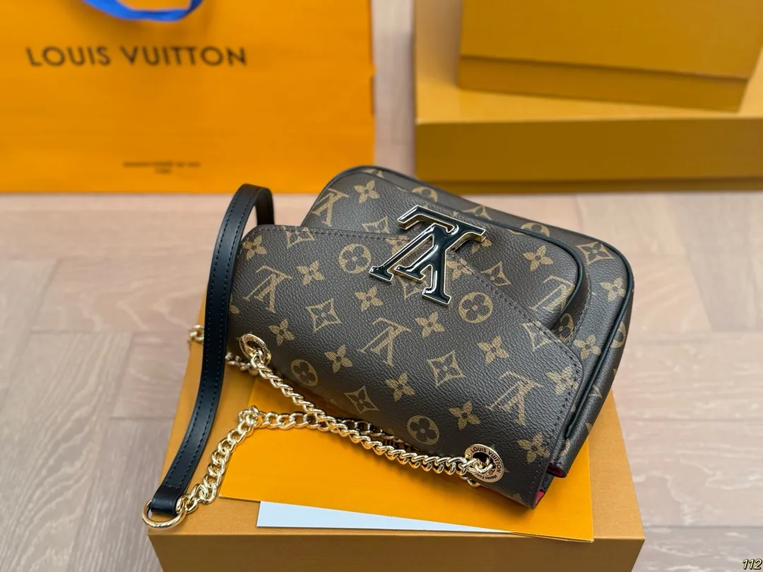 原版复刻¥185飞机盒 重金钢五金变码芯片 lv passy 斜挎包腋下包 可以说🔥的不能再🔥了 大小非常合适呦! 造型也很特别 颜值与实用兼备! 尺寸:22 16